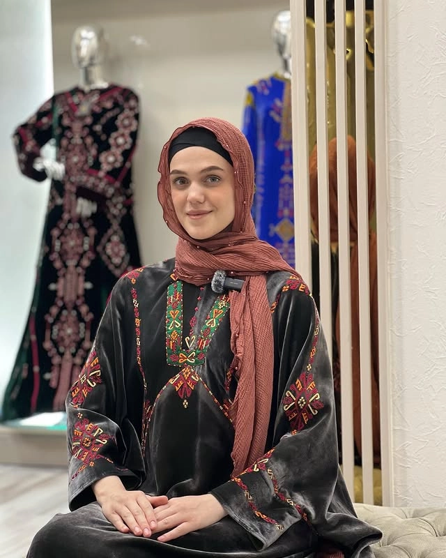 Türkmen fasonlar pombarh fasonlar Fasonlar 2025 fasonlar fason moda modalar Bezen bezen Türkmen fasonlar 2026 Türkmen fasonlar 2025 Türkmen fasonlar 2024 Türkmen fasonlar 2023 turkmenistan türkmenistan turkmen türkmen ashgabat  asgabat aşgabat balkan mary lebap dashoguz dasoguz daşoguz pombarh ponbarhat gulyupek gülýüpek stapel ştapel Gralan Çüýdeşen Abaýa Gadymy Krep Gurultaý 	Keteni Ýüpek Şifon Gipýur Lyon Welwet Atlas Kaşemir Streýç Suzana Ştapel Gülýüpek Pombarh Ýupka Gursakça Aksesuarlar Palto Penjek Okuw eşik Fata Sport eşik Uniforma Nakidka Öýme Şarf kompýuter ýaka ýaglyk Arenda köýnek 2nji el köýnek Taýyn köýnek Matalar Milli lybas milli lybaslar Toý köýnek Toý köýnekler toy koynek toy koynekler gundelik koynekler Gündelik	 
 köýnekler fata koynek Modern taze fason Eskiz koynektm turkmenkoynek türkmenkoynek fason moda moda fasonlar Iş eşik el iş	sada	ýakaly ýakasyz	keşdeli biserli	ýeňli giň nagyşly ýüregi açyk stoýka ýaka ýanly kombinasiýa 	zerli üsti aşak guşakly seçekli gysga ýeňli Panbarhat (Pombarh) Toý köýnek, Milli lybas el iş, keşdeli, ýakaly, ýanly, ýeňli, giň, nagyşly 26-35, 35+ Gara, Goýy-çal gysh