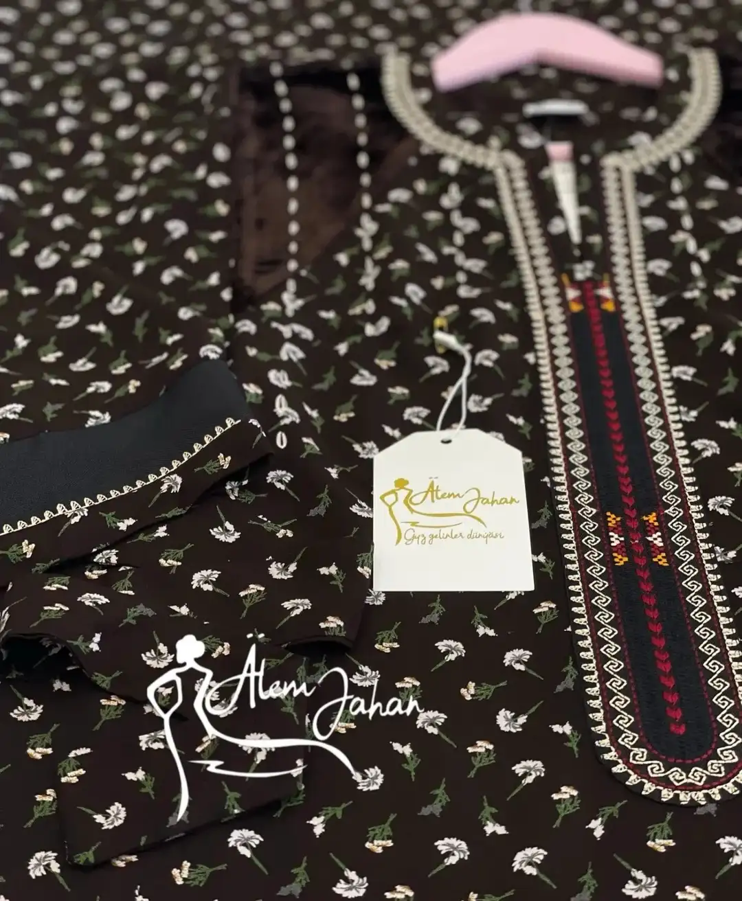 Türkmen fasonlar pombarh fasonlar Fasonlar 2025 fasonlar fason moda modalar Bezen bezen Türkmen fasonlar 2026 Türkmen fasonlar 2025 Türkmen fasonlar 2024 Türkmen fasonlar 2023 turkmenistan türkmenistan turkmen türkmen ashgabat  asgabat aşgabat balkan mary lebap dashoguz dasoguz daşoguz pombarh ponbarhat gulyupek gülýüpek stapel ştapel Gralan Çüýdeşen Abaýa Gadymy Krep Gurultaý 	Keteni Ýüpek Şifon Gipýur Lyon Welwet Atlas Kaşemir Streýç Suzana Ştapel Gülýüpek Pombarh Ýupka Gursakça Aksesuarlar Palto Penjek Okuw eşik Fata Sport eşik Uniforma Nakidka Öýme Şarf kompýuter ýaka ýaglyk Arenda köýnek 2nji el köýnek Taýyn köýnek Matalar Milli lybas milli lybaslar Toý köýnek Toý köýnekler toy koynek toy koynekler gundelik koynekler Gündelik	 
 köýnekler fata koynek Modern taze fason Eskiz koynektm turkmenkoynek türkmenkoynek fason moda moda fasonlar Iş eşik el iş	sada	ýakaly ýakasyz	keşdeli biserli	ýeňli giň nagyşly ýüregi açyk stoýka ýaka ýanly kombinasiýa 	zerli üsti aşak guşakly seçekli gysga ýeňli Ştapel Gündelik el iş, ýakaly, ýeňli, giň 17-25, 26-35 Gara tomus, guyz Taýyn köýnek