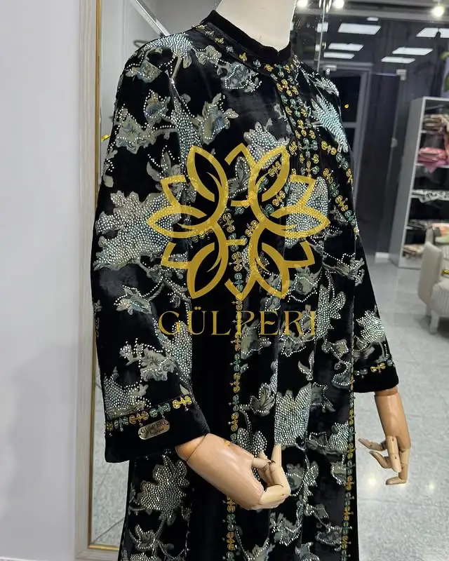 Türkmen fasonlar pombarh fasonlar Fasonlar 2025 fasonlar fason moda modalar Bezen bezen Türkmen fasonlar 2026 Türkmen fasonlar 2025 Türkmen fasonlar 2024 Türkmen fasonlar 2023 turkmenistan türkmenistan turkmen türkmen ashgabat  asgabat aşgabat balkan mary lebap dashoguz dasoguz daşoguz pombarh ponbarhat gulyupek gülýüpek stapel ştapel Gralan Çüýdeşen Abaýa Gadymy Krep Gurultaý 	Keteni Ýüpek Şifon Gipýur Lyon Welwet Atlas Kaşemir Streýç Suzana Ştapel Gülýüpek Pombarh Ýupka Gursakça Aksesuarlar Palto Penjek Okuw eşik Fata Sport eşik Uniforma Nakidka Öýme Şarf kompýuter ýaka ýaglyk Arenda köýnek 2nji el köýnek Taýyn köýnek Matalar Milli lybas milli lybaslar Toý köýnek Toý köýnekler toy koynek toy koynekler gundelik koynekler Gündelik	 
 köýnekler fata koynek Modern taze fason Eskiz koynektm turkmenkoynek türkmenkoynek fason moda moda fasonlar Iş eşik el iş	sada	ýakaly ýakasyz	keşdeli biserli	ýeňli giň nagyşly ýüregi açyk stoýka ýaka ýanly kombinasiýa 	zerli üsti aşak guşakly seçekli gysga ýeňli Gülýüpek Toý köýnek el iş, ýakaly, ýeňli, gysga ýeňli, gaş 17-25 Gara, Kümüş yaz, tomus, guyz