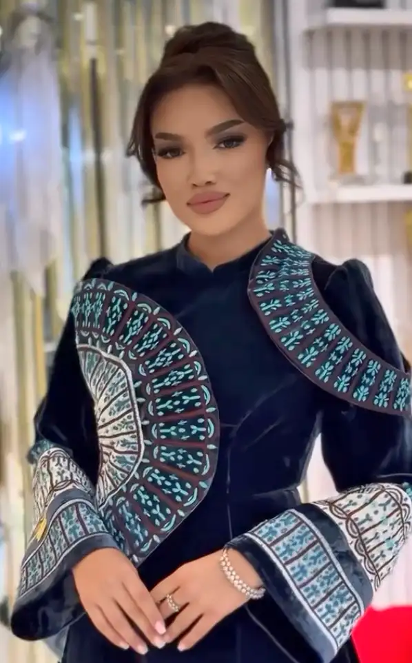 Türkmen fasonlar pombarh fasonlar Fasonlar 2025 fasonlar fason moda modalar Bezen bezen Türkmen fasonlar 2026 Türkmen fasonlar 2025 Türkmen fasonlar 2024 Türkmen fasonlar 2023 turkmenistan türkmenistan turkmen türkmen ashgabat  asgabat aşgabat balkan mary lebap dashoguz dasoguz daşoguz pombarh ponbarhat gulyupek gülýüpek stapel ştapel Gralan Çüýdeşen Abaýa Gadymy Krep Gurultaý 	Keteni Ýüpek Şifon Gipýur Lyon Welwet Atlas Kaşemir Streýç Suzana Ştapel Gülýüpek Pombarh Ýupka Gursakça Aksesuarlar Palto Penjek Okuw eşik Fata Sport eşik Uniforma Nakidka Öýme Şarf kompýuter ýaka ýaglyk Arenda köýnek 2nji el köýnek Taýyn köýnek Matalar Milli lybas milli lybaslar Toý köýnek Toý köýnekler toy koynek toy koynekler gundelik koynekler Gündelik	 
 köýnekler fata koynek Modern taze fason Eskiz koynektm turkmenkoynek türkmenkoynek fason moda moda fasonlar Iş eşik el iş	sada	ýakaly ýakasyz	keşdeli biserli	ýeňli giň nagyşly ýüregi açyk stoýka ýaka ýanly kombinasiýa 	zerli üsti aşak guşakly seçekli gysga ýeňli Panbarhat (Pombarh) Toý köýnek el iş, keşdeli, ýakasyz, ýeňli, giň, nagyşly 17-25, 26-35 Benewşe, Goýy-gök yaz, tomus, guyz, gysh