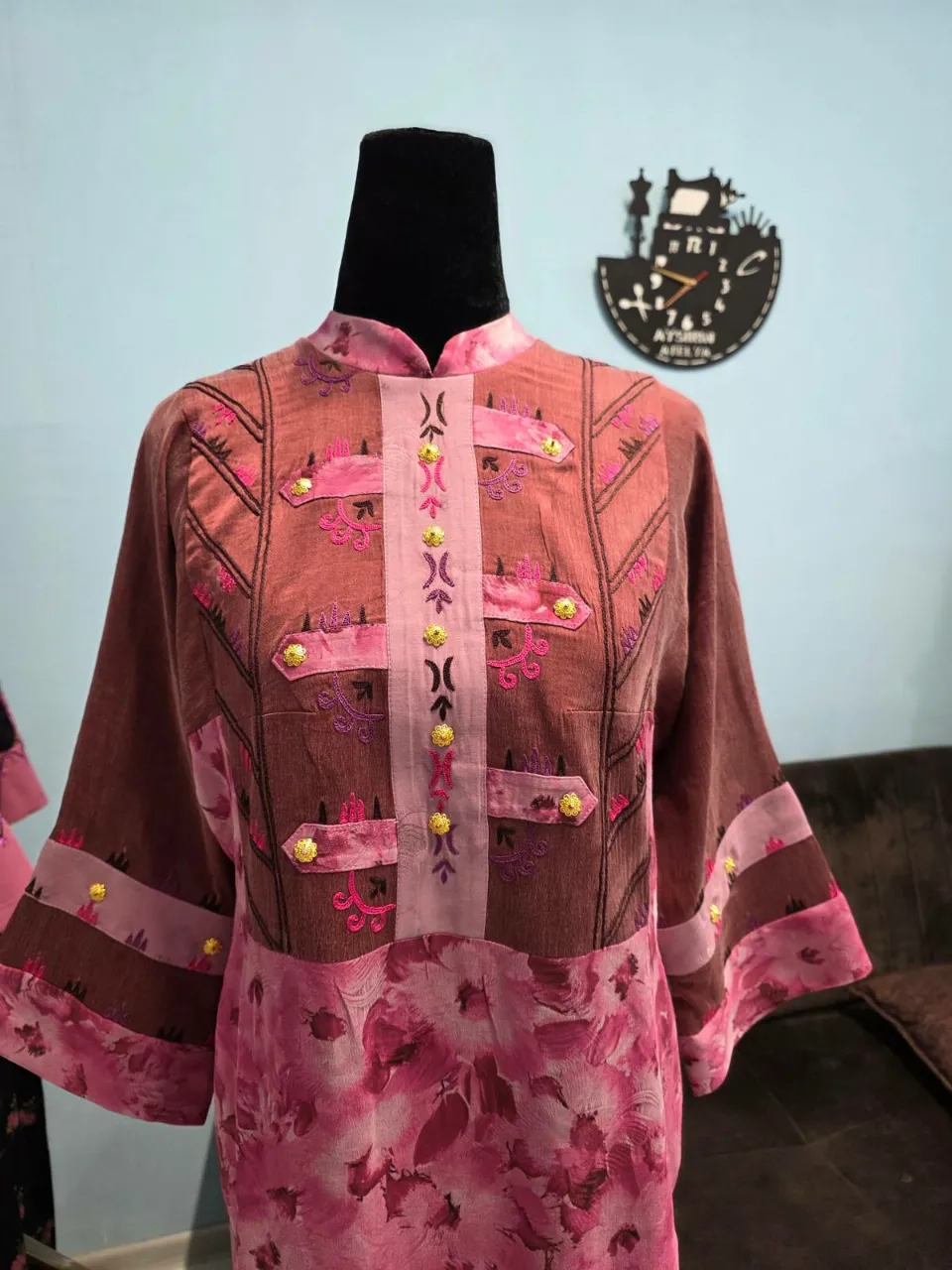 Türkmen fasonlar pombarh fasonlar Fasonlar 2025 fasonlar fason moda modalar Bezen bezen Türkmen fasonlar 2026 Türkmen fasonlar 2025 Türkmen fasonlar 2024 Türkmen fasonlar 2023 turkmenistan türkmenistan turkmen türkmen ashgabat  asgabat aşgabat balkan mary lebap dashoguz dasoguz daşoguz pombarh ponbarhat gulyupek gülýüpek stapel ştapel Gralan Çüýdeşen Abaýa Gadymy Krep Gurultaý 	Keteni Ýüpek Şifon Gipýur Lyon Welwet Atlas Kaşemir Streýç Suzana Ştapel Gülýüpek Pombarh Ýupka Gursakça Aksesuarlar Palto Penjek Okuw eşik Fata Sport eşik Uniforma Nakidka Öýme Şarf kompýuter ýaka ýaglyk Arenda köýnek 2nji el köýnek Taýyn köýnek Matalar Milli lybas milli lybaslar Toý köýnek Toý köýnekler toy koynek toy koynekler gundelik koynekler Gündelik	 
 köýnekler fata koynek Modern taze fason Eskiz koynektm turkmenkoynek türkmenkoynek fason moda moda fasonlar Iş eşik el iş	sada	ýakaly ýakasyz	keşdeli biserli	ýeňli giň nagyşly ýüregi açyk stoýka ýaka ýanly kombinasiýa 	zerli üsti aşak guşakly seçekli gysga ýeňli Gülýüpek Toý köýnek el iş, keşdeli, ýanly, ýeňli, giň, nagyşly 17-25, 26-35 Goýy-gyzyl tomus