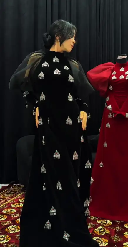 Türkmen fasonlar pombarh fasonlar Fasonlar 2025 fasonlar fason moda modalar Bezen bezen Türkmen fasonlar 2026 Türkmen fasonlar 2025 Türkmen fasonlar 2024 Türkmen fasonlar 2023 turkmenistan türkmenistan turkmen türkmen ashgabat  asgabat aşgabat balkan mary lebap dashoguz dasoguz daşoguz pombarh ponbarhat gulyupek gülýüpek stapel ştapel Gralan Çüýdeşen Abaýa Gadymy Krep Gurultaý 	Keteni Ýüpek Şifon Gipýur Lyon Welwet Atlas Kaşemir Streýç Suzana Ştapel Gülýüpek Pombarh Ýupka Gursakça Aksesuarlar Palto Penjek Okuw eşik Fata Sport eşik Uniforma Nakidka Öýme Şarf kompýuter ýaka ýaglyk Arenda köýnek 2nji el köýnek Taýyn köýnek Matalar Milli lybas milli lybaslar Toý köýnek Toý köýnekler toy koynek toy koynekler gundelik koynekler Gündelik	 
 köýnekler fata koynek Modern taze fason Eskiz koynektm turkmenkoynek türkmenkoynek fason moda moda fasonlar Iş eşik el iş	sada	ýakaly ýakasyz	keşdeli biserli	ýeňli giň nagyşly ýüregi açyk stoýka ýaka ýanly kombinasiýa 	zerli üsti aşak guşakly seçekli gysga ýeňli Şifon, Panbarhat (Pombarh) Toý köýnek, Milli lybas, Modern el iş, ýakasyz, ýeňli, nagyşly 17-25, 26-35 Gara yaz, tomus, guyz Taýyn köýnek