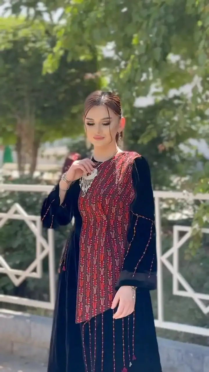 Türkmen fasonlar pombarh fasonlar Fasonlar 2025 fasonlar fason moda modalar Bezen bezen Türkmen fasonlar 2026 Türkmen fasonlar 2025 Türkmen fasonlar 2024 Türkmen fasonlar 2023 turkmenistan türkmenistan turkmen türkmen ashgabat  asgabat aşgabat balkan mary lebap dashoguz dasoguz daşoguz pombarh ponbarhat gulyupek gülýüpek stapel ştapel Gralan Çüýdeşen Abaýa Gadymy Krep Gurultaý 	Keteni Ýüpek Şifon Gipýur Lyon Welwet Atlas Kaşemir Streýç Suzana Ştapel Gülýüpek Pombarh Ýupka Gursakça Aksesuarlar Palto Penjek Okuw eşik Fata Sport eşik Uniforma Nakidka Öýme Şarf kompýuter ýaka ýaglyk Arenda köýnek 2nji el köýnek Taýyn köýnek Matalar Milli lybas milli lybaslar Toý köýnek Toý köýnekler toy koynek toy koynekler gundelik koynekler Gündelik	 
 köýnekler fata koynek Modern taze fason Eskiz koynektm turkmenkoynek türkmenkoynek fason moda moda fasonlar Iş eşik el iş	sada	ýakaly ýakasyz	keşdeli biserli	ýeňli giň nagyşly ýüregi açyk stoýka ýaka ýanly kombinasiýa 	zerli üsti aşak guşakly seçekli gysga ýeňli Panbarhat (Pombarh) Toý köýnek, Milli lybas el iş, keşdeli, ýakaly, ýeňli, kombinasiýa, nagyşly 17-25, 26-35 Gara, Goýy-gyzyl