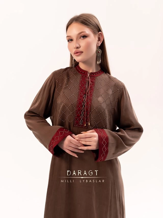 Türkmen fasonlar pombarh fasonlar Fasonlar 2025 fasonlar fason moda modalar Bezen bezen Türkmen fasonlar 2026 Türkmen fasonlar 2025 Türkmen fasonlar 2024 Türkmen fasonlar 2023 turkmenistan türkmenistan turkmen türkmen ashgabat  asgabat aşgabat balkan mary lebap dashoguz dasoguz daşoguz pombarh ponbarhat gulyupek gülýüpek stapel ştapel Gralan Çüýdeşen Abaýa Gadymy Krep Gurultaý 	Keteni Ýüpek Şifon Gipýur Lyon Welwet Atlas Kaşemir Streýç Suzana Ştapel Gülýüpek Pombarh Ýupka Gursakça Aksesuarlar Palto Penjek Okuw eşik Fata Sport eşik Uniforma Nakidka Öýme Şarf kompýuter ýaka ýaglyk Arenda köýnek 2nji el köýnek Taýyn köýnek Matalar Milli lybas milli lybaslar Toý köýnek Toý köýnekler toy koynek toy koynekler gundelik koynekler Gündelik	 
 köýnekler fata koynek Modern taze fason Eskiz koynektm turkmenkoynek türkmenkoynek fason moda moda fasonlar Iş eşik el iş	sada	ýakaly ýakasyz	keşdeli biserli	ýeňli giň nagyşly ýüregi açyk stoýka ýaka ýanly kombinasiýa 	zerli üsti aşak guşakly seçekli gysga ýeňli Gülýüpek Gündelik el iş, ýakaly, ýeňli, giň 17-25, 26-35 Goňur, Goýy-goňur yaz, tomus, guyz