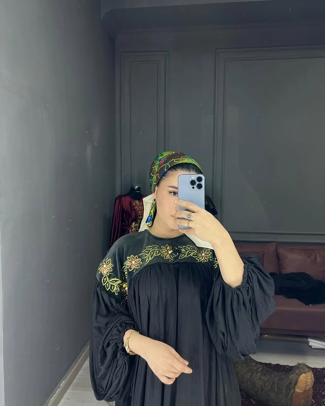 Türkmen fasonlar pombarh fasonlar Fasonlar 2025 fasonlar fason moda modalar Bezen bezen Türkmen fasonlar 2026 Türkmen fasonlar 2025 Türkmen fasonlar 2024 Türkmen fasonlar 2023 turkmenistan türkmenistan turkmen türkmen ashgabat  asgabat aşgabat balkan mary lebap dashoguz dasoguz daşoguz pombarh ponbarhat gulyupek gülýüpek stapel ştapel Gralan Çüýdeşen Abaýa Gadymy Krep Gurultaý 	Keteni Ýüpek Şifon Gipýur Lyon Welwet Atlas Kaşemir Streýç Suzana Ştapel Gülýüpek Pombarh Ýupka Gursakça Aksesuarlar Palto Penjek Okuw eşik Fata Sport eşik Uniforma Nakidka Öýme Şarf kompýuter ýaka ýaglyk Arenda köýnek 2nji el köýnek Taýyn köýnek Matalar Milli lybas milli lybaslar Toý köýnek Toý köýnekler toy koynek toy koynekler gundelik koynekler Gündelik	 
 köýnekler fata koynek Modern taze fason Eskiz koynektm turkmenkoynek türkmenkoynek fason moda moda fasonlar Iş eşik el iş	sada	ýakaly ýakasyz	keşdeli biserli	ýeňli giň nagyşly ýüregi açyk stoýka ýaka ýanly kombinasiýa 	zerli üsti aşak guşakly seçekli gysga ýeňli Panbarhat (Pombarh), Lyon, Şifon Toý köýnek, Modern, Gündelik el iş, biserli, ýeňli, kombinasiýa 26-35, 35+ Gara