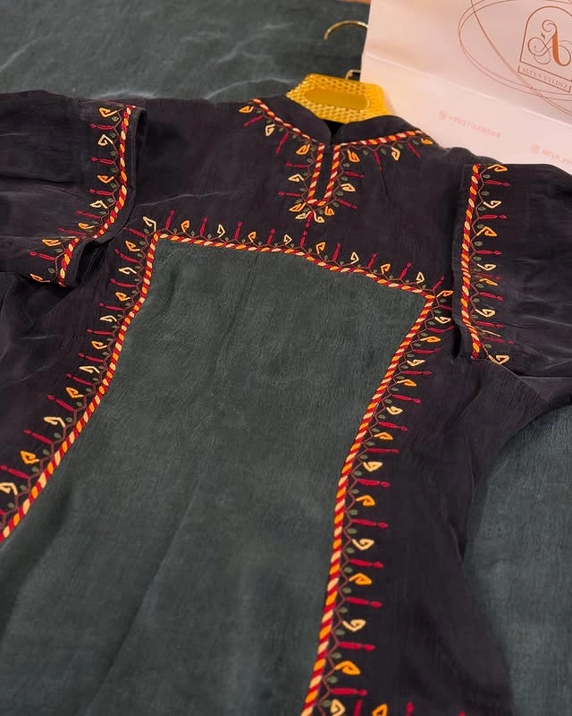 Türkmen fasonlar pombarh fasonlar Fasonlar 2025 fasonlar fason moda modalar Bezen bezen Türkmen fasonlar 2026 Türkmen fasonlar 2025 Türkmen fasonlar 2024 Türkmen fasonlar 2023 turkmenistan türkmenistan turkmen türkmen ashgabat  asgabat aşgabat balkan mary lebap dashoguz dasoguz daşoguz pombarh ponbarhat gulyupek gülýüpek stapel ştapel Gralan Çüýdeşen Abaýa Gadymy Krep Gurultaý 	Keteni Ýüpek Şifon Gipýur Lyon Welwet Atlas Kaşemir Streýç Suzana Ştapel Gülýüpek Pombarh Ýupka Gursakça Aksesuarlar Palto Penjek Okuw eşik Fata Sport eşik Uniforma Nakidka Öýme Şarf kompýuter ýaka ýaglyk Arenda köýnek 2nji el köýnek Taýyn köýnek Matalar Milli lybas milli lybaslar Toý köýnek Toý köýnekler toy koynek toy koynekler gundelik koynekler Gündelik	 
 köýnekler fata koynek Modern taze fason Eskiz koynektm turkmenkoynek türkmenkoynek fason moda moda fasonlar Iş eşik el iş	sada	ýakaly ýakasyz	keşdeli biserli	ýeňli giň nagyşly ýüregi açyk stoýka ýaka ýanly kombinasiýa 	zerli üsti aşak guşakly seçekli gysga ýeňli Ýüpek, Gülýüpek Gündelik, Iş eşik ýakaly, ýeňli, giň, nagyşly 26-35 Gara, Goýy-çal yaz, tomus, guyz