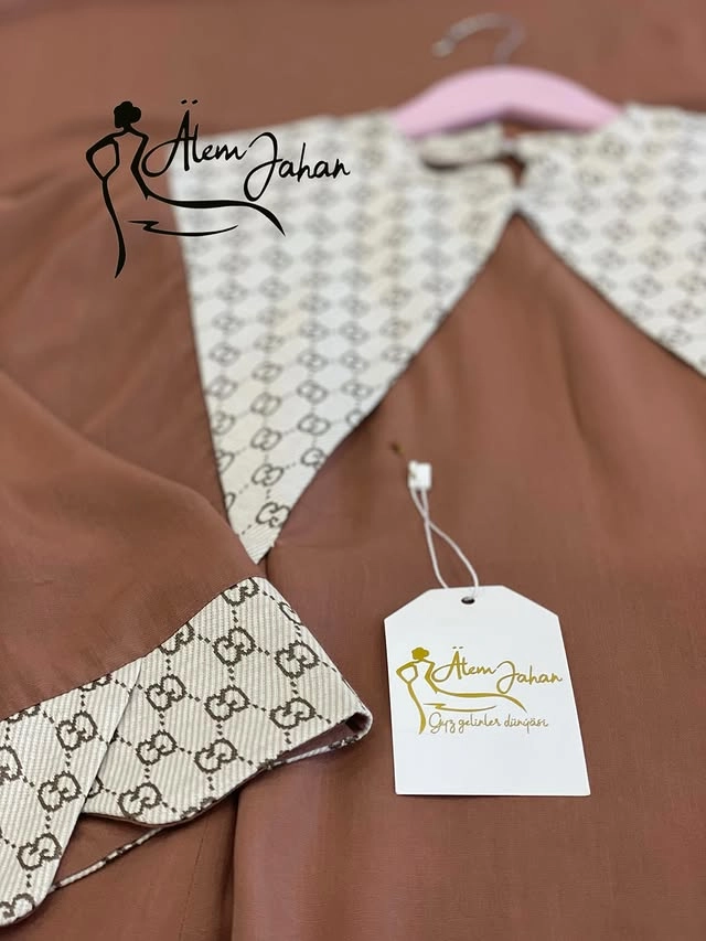 Türkmen fasonlar pombarh fasonlar Fasonlar 2025 fasonlar fason moda modalar Bezen bezen Türkmen fasonlar 2026 Türkmen fasonlar 2025 Türkmen fasonlar 2024 Türkmen fasonlar 2023 turkmenistan türkmenistan turkmen türkmen ashgabat  asgabat aşgabat balkan mary lebap dashoguz dasoguz daşoguz pombarh ponbarhat gulyupek gülýüpek stapel ştapel Gralan Çüýdeşen Abaýa Gadymy Krep Gurultaý 	Keteni Ýüpek Şifon Gipýur Lyon Welwet Atlas Kaşemir Streýç Suzana Ştapel Gülýüpek Pombarh Ýupka Gursakça Aksesuarlar Palto Penjek Okuw eşik Fata Sport eşik Uniforma Nakidka Öýme Şarf kompýuter ýaka ýaglyk Arenda köýnek 2nji el köýnek Taýyn köýnek Matalar Milli lybas milli lybaslar Toý köýnek Toý köýnekler toy koynek toy koynekler gundelik koynekler Gündelik	 
 köýnekler fata koynek Modern taze fason Eskiz koynektm turkmenkoynek türkmenkoynek fason moda moda fasonlar Iş eşik el iş	sada	ýakaly ýakasyz	keşdeli biserli	ýeňli giň nagyşly ýüregi açyk stoýka ýaka ýanly kombinasiýa 	zerli üsti aşak guşakly seçekli gysga ýeňli Ştapel Gündelik ýakasyz, ýeňli, giň 17-25, 26-35  yaz, tomus, guyz