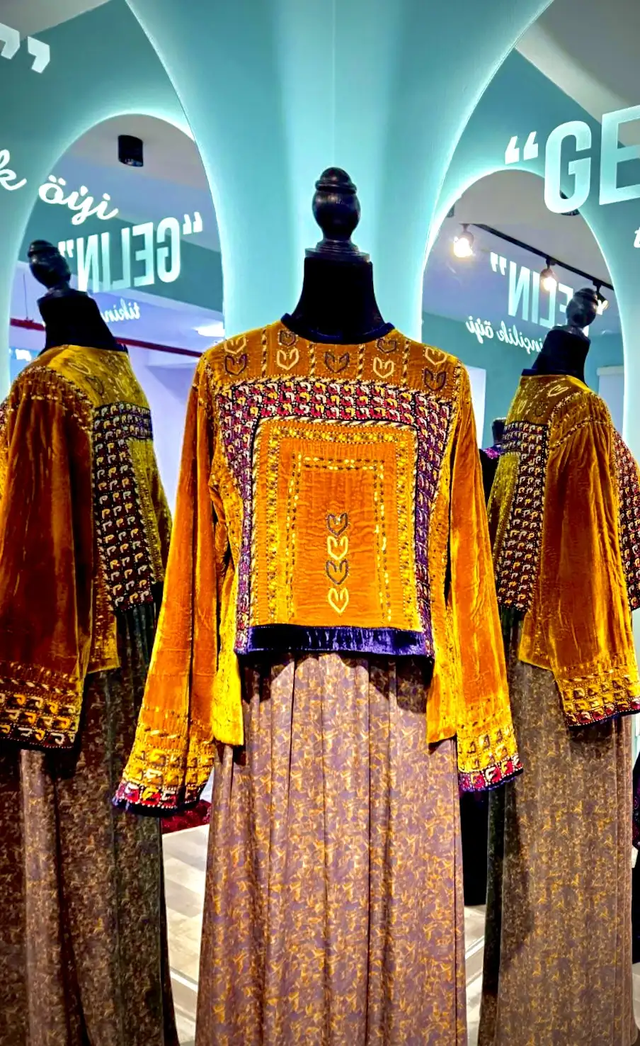 Türkmen fasonlar pombarh fasonlar Fasonlar 2025 fasonlar fason moda modalar Bezen bezen Türkmen fasonlar 2026 Türkmen fasonlar 2025 Türkmen fasonlar 2024 Türkmen fasonlar 2023 turkmenistan türkmenistan turkmen türkmen ashgabat  asgabat aşgabat balkan mary lebap dashoguz dasoguz daşoguz pombarh ponbarhat gulyupek gülýüpek stapel ştapel Gralan Çüýdeşen Abaýa Gadymy Krep Gurultaý 	Keteni Ýüpek Şifon Gipýur Lyon Welwet Atlas Kaşemir Streýç Suzana Ştapel Gülýüpek Pombarh Ýupka Gursakça Aksesuarlar Palto Penjek Okuw eşik Fata Sport eşik Uniforma Nakidka Öýme Şarf kompýuter ýaka ýaglyk Arenda köýnek 2nji el köýnek Taýyn köýnek Matalar Milli lybas milli lybaslar Toý köýnek Toý köýnekler toy koynek toy koynekler gundelik koynekler Gündelik	 
 köýnekler fata koynek Modern taze fason Eskiz koynektm turkmenkoynek türkmenkoynek fason moda moda fasonlar Iş eşik el iş	sada	ýakaly ýakasyz	keşdeli biserli	ýeňli giň nagyşly ýüregi açyk stoýka ýaka ýanly kombinasiýa 	zerli üsti aşak guşakly seçekli gysga ýeňli Gülýüpek, Panbarhat (Pombarh) Gündelik el iş, keşdeli, ýakaly, ýeňli, nagyşly 26-35 Mämişi