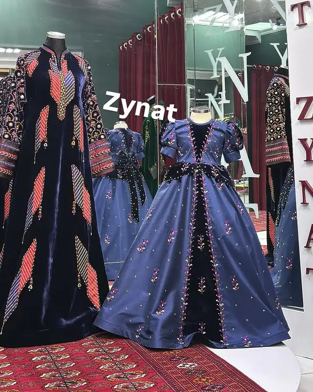 Türkmen fasonlar pombarh fasonlar Fasonlar 2025 fasonlar fason moda modalar Bezen bezen Türkmen fasonlar 2026 Türkmen fasonlar 2025 Türkmen fasonlar 2024 Türkmen fasonlar 2023 turkmenistan türkmenistan turkmen türkmen ashgabat  asgabat aşgabat balkan mary lebap dashoguz dasoguz daşoguz pombarh ponbarhat gulyupek gülýüpek stapel ştapel Gralan Çüýdeşen Abaýa Gadymy Krep Gurultaý 	Keteni Ýüpek Şifon Gipýur Lyon Welwet Atlas Kaşemir Streýç Suzana Ştapel Gülýüpek Pombarh Ýupka Gursakça Aksesuarlar Palto Penjek Okuw eşik Fata Sport eşik Uniforma Nakidka Öýme Şarf kompýuter ýaka ýaglyk Arenda köýnek 2nji el köýnek Taýyn köýnek Matalar Milli lybas milli lybaslar Toý köýnek Toý köýnekler toy koynek toy koynekler gundelik koynekler Gündelik	 
 köýnekler fata koynek Modern taze fason Eskiz koynektm turkmenkoynek türkmenkoynek fason moda moda fasonlar Iş eşik el iş	sada	ýakaly ýakasyz	keşdeli biserli	ýeňli giň nagyşly ýüregi açyk stoýka ýaka ýanly kombinasiýa 	zerli üsti aşak guşakly seçekli gysga ýeňli Lyon, Panbarhat (Pombarh) Toý köýnek el iş, ýakasyz, biserli, ýeňli, giň, nagyşly -12, 12-16, 17-25, 26-35, 35+ Goýy-gök yaz, gysh