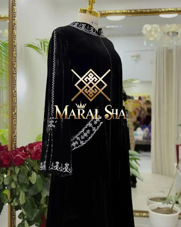 Türkmen fasonlar pombarh fasonlar Fasonlar 2025 fasonlar fason moda modalar Bezen bezen Türkmen fasonlar 2026 Türkmen fasonlar 2025 Türkmen fasonlar 2024 Türkmen fasonlar 2023 turkmenistan türkmenistan turkmen türkmen ashgabat  asgabat aşgabat balkan mary lebap dashoguz dasoguz daşoguz pombarh ponbarhat gulyupek gülýüpek stapel ştapel Gralan Çüýdeşen Abaýa Gadymy Krep Gurultaý 	Keteni Ýüpek Şifon Gipýur Lyon Welwet Atlas Kaşemir Streýç Suzana Ştapel Gülýüpek Pombarh Ýupka Gursakça Aksesuarlar Palto Penjek Okuw eşik Fata Sport eşik Uniforma Nakidka Öýme Şarf kompýuter ýaka ýaglyk Arenda köýnek 2nji el köýnek Taýyn köýnek Matalar Milli lybas milli lybaslar Toý köýnek Toý köýnekler toy koynek toy koynekler gundelik koynekler Gündelik	 
 köýnekler fata koynek Modern taze fason Eskiz koynektm turkmenkoynek türkmenkoynek fason moda moda fasonlar Iş eşik el iş	sada	ýakaly ýakasyz	keşdeli biserli	ýeňli giň nagyşly ýüregi açyk stoýka ýaka ýanly kombinasiýa 	zerli üsti aşak guşakly seçekli gysga ýeňli Panbarhat (Pombarh) Toý köýnek sada, ýakasyz, ýanly, ýeňli, giň 17-25, 26-35, 35+ Gara, Goýy-goňur, Goýy-çal yaz, tomus, guyz