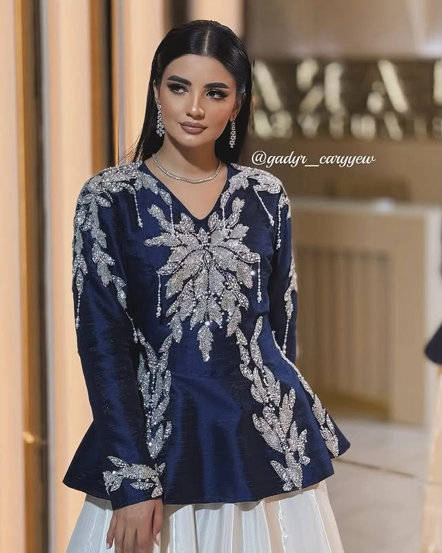 Türkmen fasonlar pombarh fasonlar Fasonlar 2025 fasonlar fason moda modalar Bezen bezen Türkmen fasonlar 2026 Türkmen fasonlar 2025 Türkmen fasonlar 2024 Türkmen fasonlar 2023 turkmenistan türkmenistan turkmen türkmen ashgabat  asgabat aşgabat balkan mary lebap dashoguz dasoguz daşoguz pombarh ponbarhat gulyupek gülýüpek stapel ştapel Gralan Çüýdeşen Abaýa Gadymy Krep Gurultaý 	Keteni Ýüpek Şifon Gipýur Lyon Welwet Atlas Kaşemir Streýç Suzana Ştapel Gülýüpek Pombarh Ýupka Gursakça Aksesuarlar Palto Penjek Okuw eşik Fata Sport eşik Uniforma Nakidka Öýme Şarf kompýuter ýaka ýaglyk Arenda köýnek 2nji el köýnek Taýyn köýnek Matalar Milli lybas milli lybaslar Toý köýnek Toý köýnekler toy koynek toy koynekler gundelik koynekler Gündelik	 
 köýnekler fata koynek Modern taze fason Eskiz koynektm turkmenkoynek türkmenkoynek fason moda moda fasonlar Iş eşik el iş	sada	ýakaly ýakasyz	keşdeli biserli	ýeňli giň nagyşly ýüregi açyk stoýka ýaka ýanly kombinasiýa 	zerli üsti aşak guşakly seçekli gysga ýeňli Şifon, Ýüpek, Şantu Modern el iş, ýakasyz, biserli, ýeňli, giň, üsti aşak 17-25, 26-35 Ak, Goýy-gök guyz