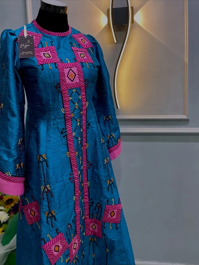 Türkmen fasonlar pombarh fasonlar Fasonlar 2025 fasonlar fason moda modalar Bezen bezen Türkmen fasonlar 2026 Türkmen fasonlar 2025 Türkmen fasonlar 2024 Türkmen fasonlar 2023 turkmenistan türkmenistan turkmen türkmen ashgabat  asgabat aşgabat balkan mary lebap dashoguz dasoguz daşoguz pombarh ponbarhat gulyupek gülýüpek stapel ştapel Gralan Çüýdeşen Abaýa Gadymy Krep Gurultaý 	Keteni Ýüpek Şifon Gipýur Lyon Welwet Atlas Kaşemir Streýç Suzana Ştapel Gülýüpek Pombarh Ýupka Gursakça Aksesuarlar Palto Penjek Okuw eşik Fata Sport eşik Uniforma Nakidka Öýme Şarf kompýuter ýaka ýaglyk Arenda köýnek 2nji el köýnek Taýyn köýnek Matalar Milli lybas milli lybaslar Toý köýnek Toý köýnekler toy koynek toy koynekler gundelik koynekler Gündelik	 
 köýnekler fata koynek Modern taze fason Eskiz koynektm turkmenkoynek türkmenkoynek fason moda moda fasonlar Iş eşik el iş	sada	ýakaly ýakasyz	keşdeli biserli	ýeňli giň nagyşly ýüregi açyk stoýka ýaka ýanly kombinasiýa 	zerli üsti aşak guşakly seçekli gysga ýeňli Toý köýnek ýakasyz, ýeňli, giň, nagyşly 17-25, 26-35 Gülgüne, Benewşe yaz, tomus, guyz