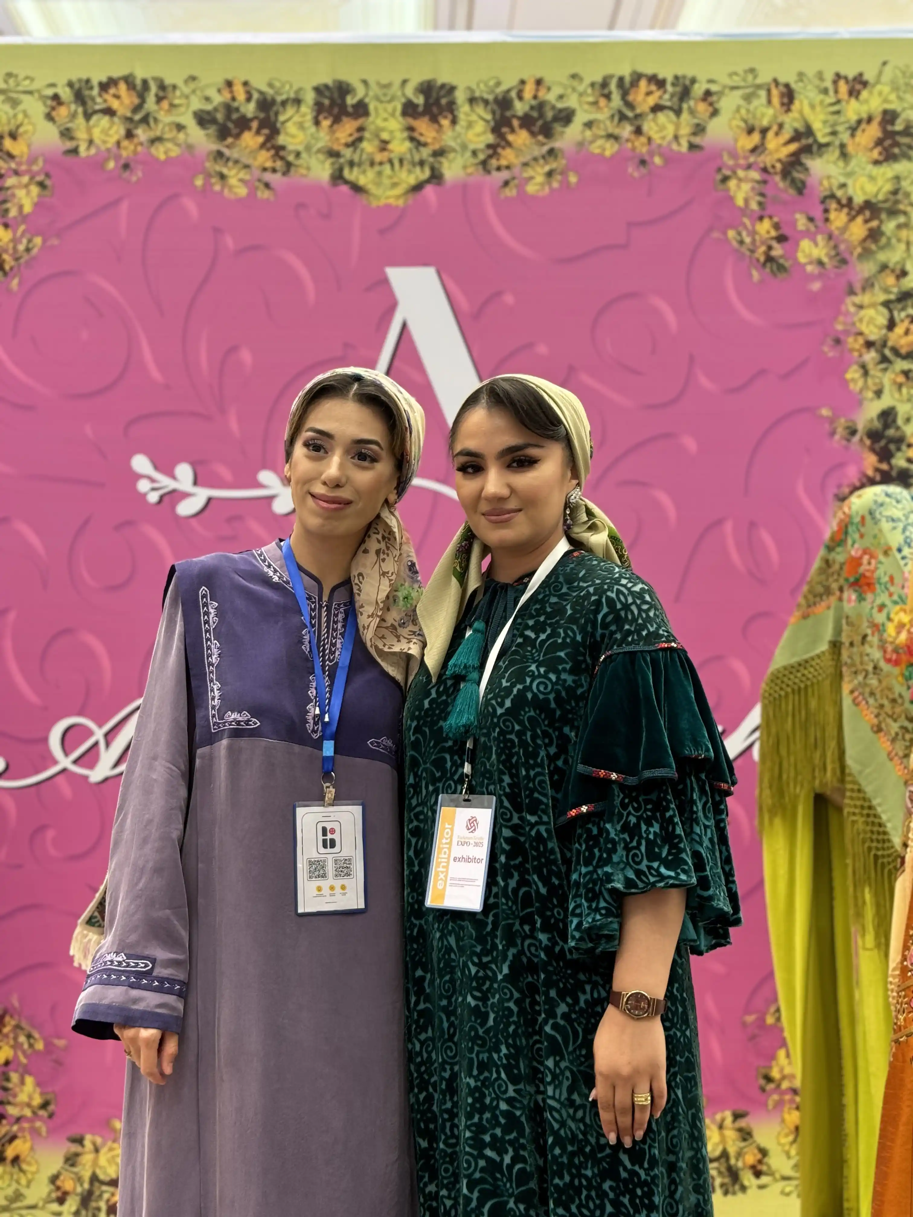 Türkmen fasonlar pombarh fasonlar Fasonlar 2025 fasonlar fason moda modalar Bezen bezen Türkmen fasonlar 2026 Türkmen fasonlar 2025 Türkmen fasonlar 2024 Türkmen fasonlar 2023 turkmenistan türkmenistan turkmen türkmen ashgabat  asgabat aşgabat balkan mary lebap dashoguz dasoguz daşoguz pombarh ponbarhat gulyupek gülýüpek stapel ştapel Gralan Çüýdeşen Abaýa Gadymy Krep Gurultaý 	Keteni Ýüpek Şifon Gipýur Lyon Welwet Atlas Kaşemir Streýç Suzana Ştapel Gülýüpek Pombarh Ýupka Gursakça Aksesuarlar Palto Penjek Okuw eşik Fata Sport eşik Uniforma Nakidka Öýme Şarf kompýuter ýaka ýaglyk Arenda köýnek 2nji el köýnek Taýyn köýnek Matalar Milli lybas milli lybaslar Toý köýnek Toý köýnekler toy koynek toy koynekler gundelik koynekler Gündelik	 
 köýnekler fata koynek Modern taze fason Eskiz koynektm turkmenkoynek türkmenkoynek fason moda moda fasonlar Iş eşik el iş	sada	ýakaly ýakasyz	keşdeli biserli	ýeňli giň nagyşly ýüregi açyk stoýka ýaka ýanly kombinasiýa 	zerli üsti aşak guşakly seçekli gysga ýeňli Ştapel, Panbarhat (Pombarh) Gündelik TürkmenTextile Expo 2025 26-35 Goýy-ýaşyl, #4B2C75 tomus, guyz