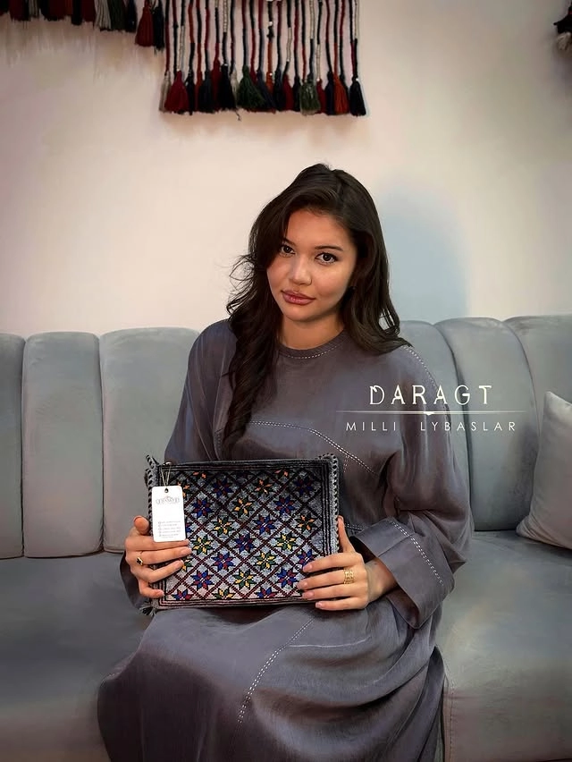 Türkmen fasonlar pombarh fasonlar Fasonlar 2025 fasonlar fason moda modalar Bezen bezen Türkmen fasonlar 2026 Türkmen fasonlar 2025 Türkmen fasonlar 2024 Türkmen fasonlar 2023 turkmenistan türkmenistan turkmen türkmen ashgabat  asgabat aşgabat balkan mary lebap dashoguz dasoguz daşoguz pombarh ponbarhat gulyupek gülýüpek stapel ştapel Gralan Çüýdeşen Abaýa Gadymy Krep Gurultaý 	Keteni Ýüpek Şifon Gipýur Lyon Welwet Atlas Kaşemir Streýç Suzana Ştapel Gülýüpek Pombarh Ýupka Gursakça Aksesuarlar Palto Penjek Okuw eşik Fata Sport eşik Uniforma Nakidka Öýme Şarf kompýuter ýaka ýaglyk Arenda köýnek 2nji el köýnek Taýyn köýnek Matalar Milli lybas milli lybaslar Toý köýnek Toý köýnekler toy koynek toy koynekler gundelik koynekler Gündelik	 
 köýnekler fata koynek Modern taze fason Eskiz koynektm turkmenkoynek türkmenkoynek fason moda moda fasonlar Iş eşik el iş	sada	ýakaly ýakasyz	keşdeli biserli	ýeňli giň nagyşly ýüregi açyk stoýka ýaka ýanly kombinasiýa 	zerli üsti aşak guşakly seçekli gysga ýeňli 