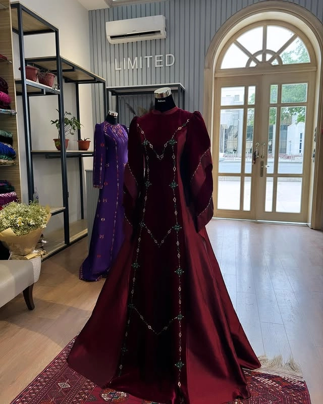 Türkmen fasonlar pombarh fasonlar Fasonlar 2025 fasonlar fason moda modalar Bezen bezen Türkmen fasonlar 2026 Türkmen fasonlar 2025 Türkmen fasonlar 2024 Türkmen fasonlar 2023 turkmenistan türkmenistan turkmen türkmen ashgabat  asgabat aşgabat balkan mary lebap dashoguz dasoguz daşoguz pombarh ponbarhat gulyupek gülýüpek stapel ştapel Gralan Çüýdeşen Abaýa Gadymy Krep Gurultaý 	Keteni Ýüpek Şifon Gipýur Lyon Welwet Atlas Kaşemir Streýç Suzana Ştapel Gülýüpek Pombarh Ýupka Gursakça Aksesuarlar Palto Penjek Okuw eşik Fata Sport eşik Uniforma Nakidka Öýme Şarf kompýuter ýaka ýaglyk Arenda köýnek 2nji el köýnek Taýyn köýnek Matalar Milli lybas milli lybaslar Toý köýnek Toý köýnekler toy koynek toy koynekler gundelik koynekler Gündelik	 
 köýnekler fata koynek Modern taze fason Eskiz koynektm turkmenkoynek türkmenkoynek fason moda moda fasonlar Iş eşik el iş	sada	ýakaly ýakasyz	keşdeli biserli	ýeňli giň nagyşly ýüregi açyk stoýka ýaka ýanly kombinasiýa 	zerli üsti aşak guşakly seçekli gysga ýeňli Panbarhat (Pombarh) Toý köýnek, Modern el iş, ýakasyz, biserli 17-25, 26-35 Goýy-gyzyl, Gyzyl, Goňur