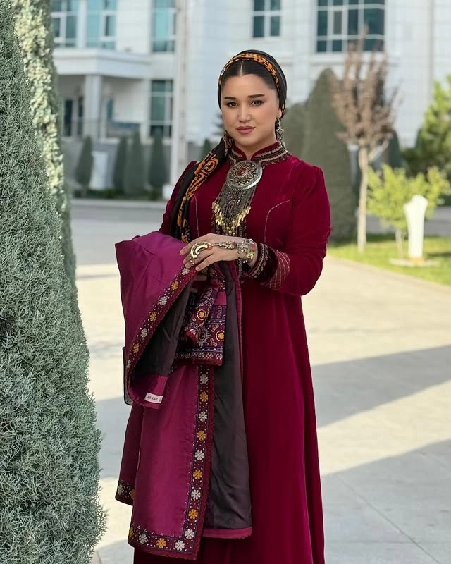 Türkmen fasonlar pombarh fasonlar Fasonlar 2025 fasonlar fason moda modalar Bezen bezen Türkmen fasonlar 2026 Türkmen fasonlar 2025 Türkmen fasonlar 2024 Türkmen fasonlar 2023 turkmenistan türkmenistan turkmen türkmen ashgabat  asgabat aşgabat balkan mary lebap dashoguz dasoguz daşoguz pombarh ponbarhat gulyupek gülýüpek stapel ştapel Gralan Çüýdeşen Abaýa Gadymy Krep Gurultaý 	Keteni Ýüpek Şifon Gipýur Lyon Welwet Atlas Kaşemir Streýç Suzana Ştapel Gülýüpek Pombarh Ýupka Gursakça Aksesuarlar Palto Penjek Okuw eşik Fata Sport eşik Uniforma Nakidka Öýme Şarf kompýuter ýaka ýaglyk Arenda köýnek 2nji el köýnek Taýyn köýnek Matalar Milli lybas milli lybaslar Toý köýnek Toý köýnekler toy koynek toy koynekler gundelik koynekler Gündelik	 
 köýnekler fata koynek Modern taze fason Eskiz koynektm turkmenkoynek türkmenkoynek fason moda moda fasonlar Iş eşik el iş	sada	ýakaly ýakasyz	keşdeli biserli	ýeňli giň nagyşly ýüregi açyk stoýka ýaka ýanly kombinasiýa 	zerli üsti aşak guşakly seçekli gysga ýeňli Panbarhat (Pombarh) Toý köýnek, Milli lybas el iş, keşdeli, ýakaly, ýanly, ýeňli, giň, nagyşly 26-35 Goýy-gyzyl