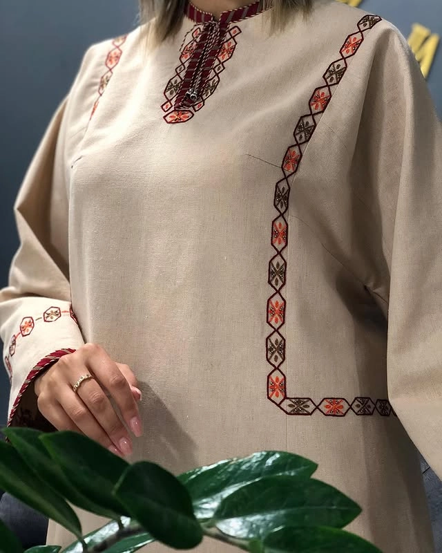 Türkmen fasonlar pombarh fasonlar Fasonlar 2025 fasonlar fason moda modalar Bezen bezen Türkmen fasonlar 2026 Türkmen fasonlar 2025 Türkmen fasonlar 2024 Türkmen fasonlar 2023 turkmenistan türkmenistan turkmen türkmen ashgabat  asgabat aşgabat balkan mary lebap dashoguz dasoguz daşoguz pombarh ponbarhat gulyupek gülýüpek stapel ştapel Gralan Çüýdeşen Abaýa Gadymy Krep Gurultaý 	Keteni Ýüpek Şifon Gipýur Lyon Welwet Atlas Kaşemir Streýç Suzana Ştapel Gülýüpek Pombarh Ýupka Gursakça Aksesuarlar Palto Penjek Okuw eşik Fata Sport eşik Uniforma Nakidka Öýme Şarf kompýuter ýaka ýaglyk Arenda köýnek 2nji el köýnek Taýyn köýnek Matalar Milli lybas milli lybaslar Toý köýnek Toý köýnekler toy koynek toy koynekler gundelik koynekler Gündelik	 
 köýnekler fata koynek Modern taze fason Eskiz koynektm turkmenkoynek türkmenkoynek fason moda moda fasonlar Iş eşik el iş	sada	ýakaly ýakasyz	keşdeli biserli	ýeňli giň nagyşly ýüregi açyk stoýka ýaka ýanly kombinasiýa 	zerli üsti aşak guşakly seçekli gysga ýeňli Keteni, Gadymy, Şantu Milli lybas, Iş eşik ýakaly, biserli, ýanly, ýeňli, giň 17-25, 26-35 Bežewyý yaz, tomus, guyz