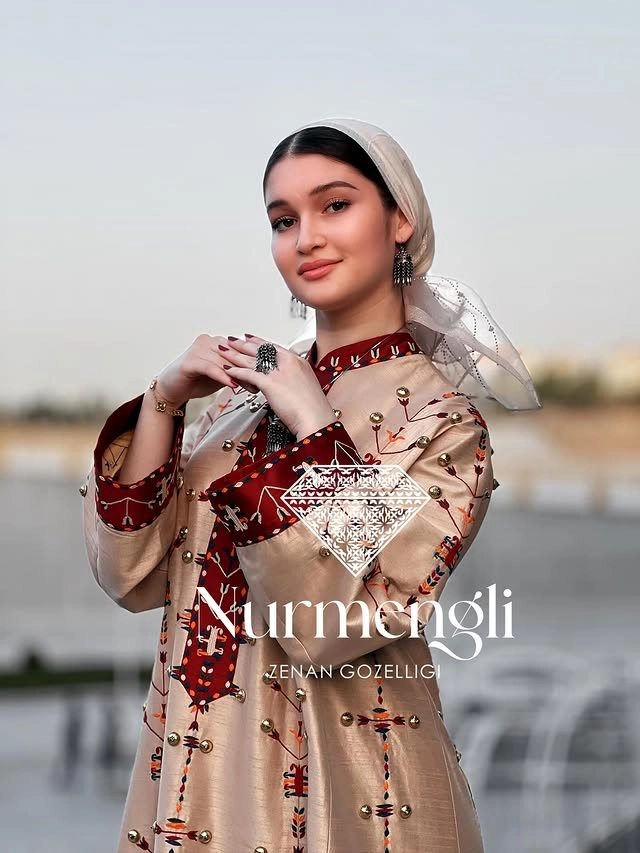 Türkmen fasonlar pombarh fasonlar Fasonlar 2025 fasonlar fason moda modalar Bezen bezen Türkmen fasonlar 2026 Türkmen fasonlar 2025 Türkmen fasonlar 2024 Türkmen fasonlar 2023 turkmenistan türkmenistan turkmen türkmen ashgabat  asgabat aşgabat balkan mary lebap dashoguz dasoguz daşoguz pombarh ponbarhat gulyupek gülýüpek stapel ştapel Gralan Çüýdeşen Abaýa Gadymy Krep Gurultaý 	Keteni Ýüpek Şifon Gipýur Lyon Welwet Atlas Kaşemir Streýç Suzana Ştapel Gülýüpek Pombarh Ýupka Gursakça Aksesuarlar Palto Penjek Okuw eşik Fata Sport eşik Uniforma Nakidka Öýme Şarf kompýuter ýaka ýaglyk Arenda köýnek 2nji el köýnek Taýyn köýnek Matalar Milli lybas milli lybaslar Toý köýnek Toý köýnekler toy koynek toy koynekler gundelik koynekler Gündelik	 
 köýnekler fata koynek Modern taze fason Eskiz koynektm turkmenkoynek türkmenkoynek fason moda moda fasonlar Iş eşik el iş	sada	ýakaly ýakasyz	keşdeli biserli	ýeňli giň nagyşly ýüregi açyk stoýka ýaka ýanly kombinasiýa 	zerli üsti aşak guşakly seçekli gysga ýeňli Gipýur, Ýüpek, Keteni, Şantu Milli lybas el iş, keşdeli, ýakaly, ýanly, ýeňli, giň, nagyşly 17-25, 26-35 Bežewyý, Altyn yaz, tomus, guyz, gysh