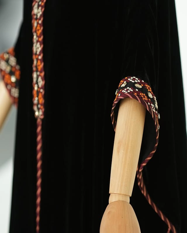 Türkmen fasonlar pombarh fasonlar Fasonlar 2025 fasonlar fason moda modalar Bezen bezen Türkmen fasonlar 2026 Türkmen fasonlar 2025 Türkmen fasonlar 2024 Türkmen fasonlar 2023 turkmenistan türkmenistan turkmen türkmen ashgabat  asgabat aşgabat balkan mary lebap dashoguz dasoguz daşoguz pombarh ponbarhat gulyupek gülýüpek stapel ştapel Gralan Çüýdeşen Abaýa Gadymy Krep Gurultaý 	Keteni Ýüpek Şifon Gipýur Lyon Welwet Atlas Kaşemir Streýç Suzana Ştapel Gülýüpek Pombarh Ýupka Gursakça Aksesuarlar Palto Penjek Okuw eşik Fata Sport eşik Uniforma Nakidka Öýme Şarf kompýuter ýaka ýaglyk Arenda köýnek 2nji el köýnek Taýyn köýnek Matalar Milli lybas milli lybaslar Toý köýnek Toý köýnekler toy koynek toy koynekler gundelik koynekler Gündelik	 
 köýnekler fata koynek Modern taze fason Eskiz koynektm turkmenkoynek türkmenkoynek fason moda moda fasonlar Iş eşik el iş	sada	ýakaly ýakasyz	keşdeli biserli	ýeňli giň nagyşly ýüregi açyk stoýka ýaka ýanly kombinasiýa 	zerli üsti aşak guşakly seçekli gysga ýeňli Panbarhat (Pombarh) Toý köýnek el iş, keşdeli, ýakaly, ýanly, gysga ýeňli, giň, nagyşly 17-25, 26-35 Gara yaz, tomus, guyz Taýyn köýnek