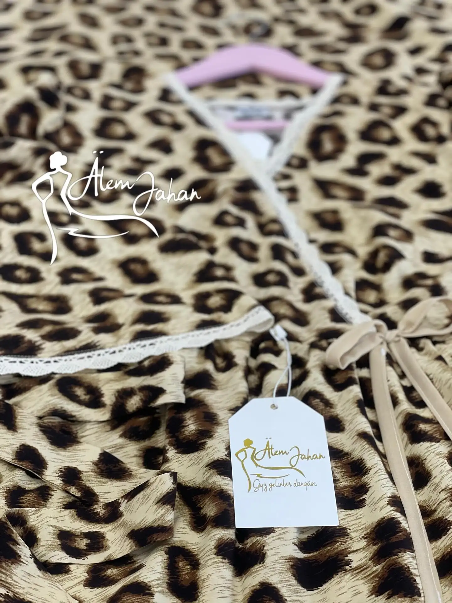 Türkmen fasonlar pombarh fasonlar Fasonlar 2025 fasonlar fason moda modalar Bezen bezen Türkmen fasonlar 2026 Türkmen fasonlar 2025 Türkmen fasonlar 2024 Türkmen fasonlar 2023 turkmenistan türkmenistan turkmen türkmen ashgabat  asgabat aşgabat balkan mary lebap dashoguz dasoguz daşoguz pombarh ponbarhat gulyupek gülýüpek stapel ştapel Gralan Çüýdeşen Abaýa Gadymy Krep Gurultaý 	Keteni Ýüpek Şifon Gipýur Lyon Welwet Atlas Kaşemir Streýç Suzana Ştapel Gülýüpek Pombarh Ýupka Gursakça Aksesuarlar Palto Penjek Okuw eşik Fata Sport eşik Uniforma Nakidka Öýme Şarf kompýuter ýaka ýaglyk Arenda köýnek 2nji el köýnek Taýyn köýnek Matalar Milli lybas milli lybaslar Toý köýnek Toý köýnekler toy koynek toy koynekler gundelik koynekler Gündelik	 
 köýnekler fata koynek Modern taze fason Eskiz koynektm turkmenkoynek türkmenkoynek fason moda moda fasonlar Iş eşik el iş	sada	ýakaly ýakasyz	keşdeli biserli	ýeňli giň nagyşly ýüregi açyk stoýka ýaka ýanly kombinasiýa 	zerli üsti aşak guşakly seçekli gysga ýeňli Ştapel Gündelik ýakasyz, ýeňli, giň 17-25, 26-35  yaz, tomus, guyz