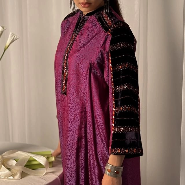 Türkmen fasonlar pombarh fasonlar Fasonlar 2025 fasonlar fason moda modalar Bezen bezen Türkmen fasonlar 2026 Türkmen fasonlar 2025 Türkmen fasonlar 2024 Türkmen fasonlar 2023 turkmenistan türkmenistan turkmen türkmen ashgabat  asgabat aşgabat balkan mary lebap dashoguz dasoguz daşoguz pombarh ponbarhat gulyupek gülýüpek stapel ştapel Gralan Çüýdeşen Abaýa Gadymy Krep Gurultaý 	Keteni Ýüpek Şifon Gipýur Lyon Welwet Atlas Kaşemir Streýç Suzana Ştapel Gülýüpek Pombarh Ýupka Gursakça Aksesuarlar Palto Penjek Okuw eşik Fata Sport eşik Uniforma Nakidka Öýme Şarf kompýuter ýaka ýaglyk Arenda köýnek 2nji el köýnek Taýyn köýnek Matalar Milli lybas milli lybaslar Toý köýnek Toý köýnekler toy koynek toy koynekler gundelik koynekler Gündelik	 
 köýnekler fata koynek Modern taze fason Eskiz koynektm turkmenkoynek türkmenkoynek fason moda moda fasonlar Iş eşik el iş	sada	ýakaly ýakasyz	keşdeli biserli	ýeňli giň nagyşly ýüregi açyk stoýka ýaka ýanly kombinasiýa 	zerli üsti aşak guşakly seçekli gysga ýeňli Ýüpek, Panbarhat (Pombarh) Toý köýnek el iş, keşdeli, ýakaly, ýeňli, giň, zerli 17-25, 26-35 Gara, Goýy-gyzyl, Kümüş yaz