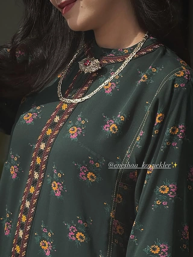 Türkmen fasonlar pombarh fasonlar Fasonlar 2025 fasonlar fason moda modalar Bezen bezen Türkmen fasonlar 2026 Türkmen fasonlar 2025 Türkmen fasonlar 2024 Türkmen fasonlar 2023 turkmenistan türkmenistan turkmen türkmen ashgabat  asgabat aşgabat balkan mary lebap dashoguz dasoguz daşoguz pombarh ponbarhat gulyupek gülýüpek stapel ştapel Gralan Çüýdeşen Abaýa Gadymy Krep Gurultaý 	Keteni Ýüpek Şifon Gipýur Lyon Welwet Atlas Kaşemir Streýç Suzana Ştapel Gülýüpek Pombarh Ýupka Gursakça Aksesuarlar Palto Penjek Okuw eşik Fata Sport eşik Uniforma Nakidka Öýme Şarf kompýuter ýaka ýaglyk Arenda köýnek 2nji el köýnek Taýyn köýnek Matalar Milli lybas milli lybaslar Toý köýnek Toý köýnekler toy koynek toy koynekler gundelik koynekler Gündelik	 
 köýnekler fata koynek Modern taze fason Eskiz koynektm turkmenkoynek türkmenkoynek fason moda moda fasonlar Iş eşik el iş	sada	ýakaly ýakasyz	keşdeli biserli	ýeňli giň nagyşly ýüregi açyk stoýka ýaka ýanly kombinasiýa 	zerli üsti aşak guşakly seçekli gysga ýeňli Ştapel, Gülýüpek Gündelik el iş, keşdeli, ýakaly, ýanly, ýeňli, giň 17-25, 26-35, 35+ Goýy-ýaşyl tomus, guyz