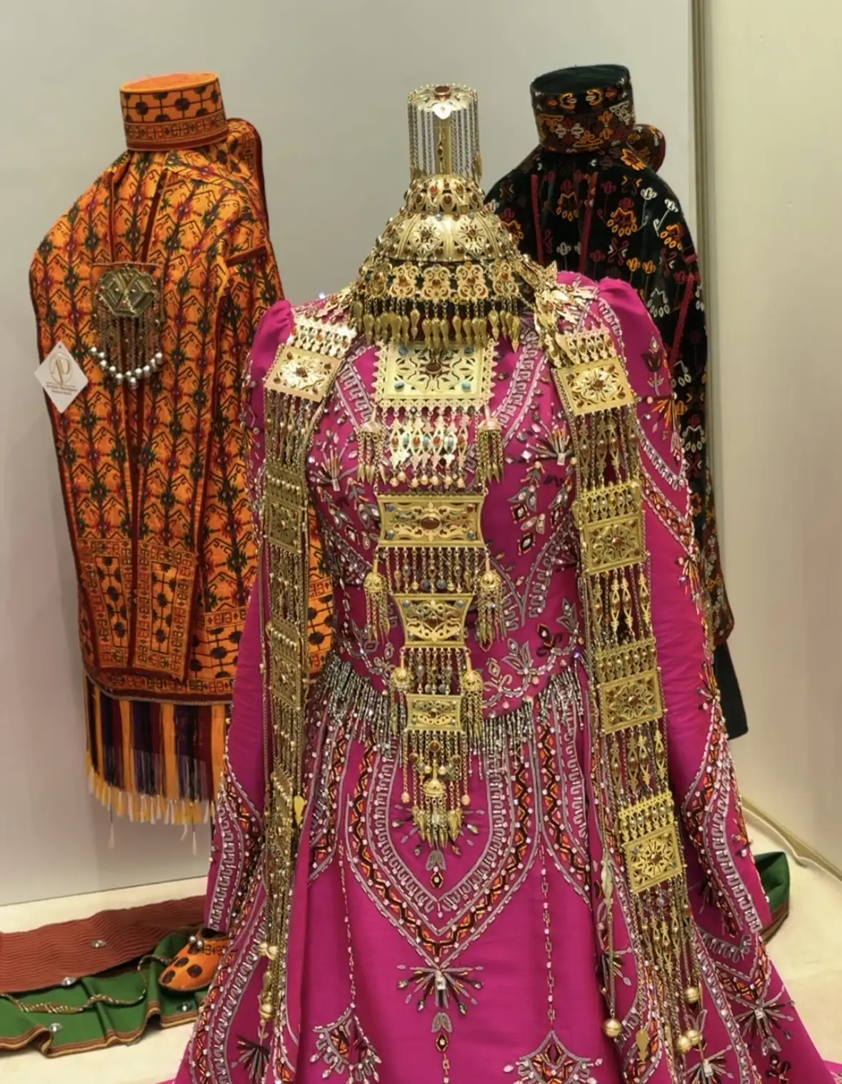 Türkmen fasonlar pombarh fasonlar Fasonlar 2025 fasonlar fason moda modalar Bezen bezen Türkmen fasonlar 2026 Türkmen fasonlar 2025 Türkmen fasonlar 2024 Türkmen fasonlar 2023 turkmenistan türkmenistan turkmen türkmen ashgabat  asgabat aşgabat balkan mary lebap dashoguz dasoguz daşoguz pombarh ponbarhat gulyupek gülýüpek stapel ştapel Gralan Çüýdeşen Abaýa Gadymy Krep Gurultaý 	Keteni Ýüpek Şifon Gipýur Lyon Welwet Atlas Kaşemir Streýç Suzana Ştapel Gülýüpek Pombarh Ýupka Gursakça Aksesuarlar Palto Penjek Okuw eşik Fata Sport eşik Uniforma Nakidka Öýme Şarf kompýuter ýaka ýaglyk Arenda köýnek 2nji el köýnek Taýyn köýnek Matalar Milli lybas milli lybaslar Toý köýnek Toý köýnekler toy koynek toy koynekler gundelik koynekler Gündelik	 
 köýnekler fata koynek Modern taze fason Eskiz koynektm turkmenkoynek türkmenkoynek fason moda moda fasonlar Iş eşik el iş	sada	ýakaly ýakasyz	keşdeli biserli	ýeňli giň nagyşly ýüregi açyk stoýka ýaka ýanly kombinasiýa 	zerli üsti aşak guşakly seçekli gysga ýeňli Keteni Toý köýnek TürkmenTextile Expo 2025 26-35, 35+ Gülgüne yaz, guyz