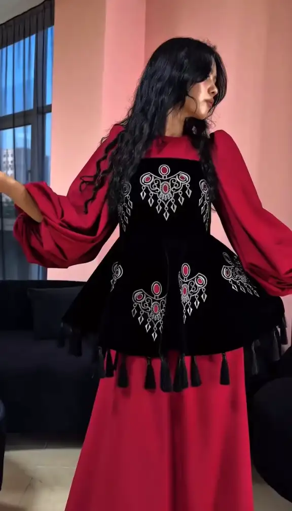 Türkmen fasonlar pombarh fasonlar Fasonlar 2025 fasonlar fason moda modalar Bezen bezen Türkmen fasonlar 2026 Türkmen fasonlar 2025 Türkmen fasonlar 2024 Türkmen fasonlar 2023 turkmenistan türkmenistan turkmen türkmen ashgabat  asgabat aşgabat balkan mary lebap dashoguz dasoguz daşoguz pombarh ponbarhat gulyupek gülýüpek stapel ştapel Gralan Çüýdeşen Abaýa Gadymy Krep Gurultaý 	Keteni Ýüpek Şifon Gipýur Lyon Welwet Atlas Kaşemir Streýç Suzana Ştapel Gülýüpek Pombarh Ýupka Gursakça Aksesuarlar Palto Penjek Okuw eşik Fata Sport eşik Uniforma Nakidka Öýme Şarf kompýuter ýaka ýaglyk Arenda köýnek 2nji el köýnek Taýyn köýnek Matalar Milli lybas milli lybaslar Toý köýnek Toý köýnekler toy koynek toy koynekler gundelik koynekler Gündelik	 
 köýnekler fata koynek Modern taze fason Eskiz koynektm turkmenkoynek türkmenkoynek fason moda moda fasonlar Iş eşik el iş	sada	ýakaly ýakasyz	keşdeli biserli	ýeňli giň nagyşly ýüregi açyk stoýka ýaka ýanly kombinasiýa 	zerli üsti aşak guşakly seçekli gysga ýeňli Panbarhat (Pombarh) Modern ýakasyz, ýeňli, giň, kombinasiýa 17-25, 26-35 Gara, Gyzyl yaz, tomus, guyz