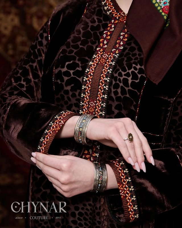 Türkmen fasonlar pombarh fasonlar Fasonlar 2025 fasonlar fason moda modalar Bezen bezen Türkmen fasonlar 2026 Türkmen fasonlar 2025 Türkmen fasonlar 2024 Türkmen fasonlar 2023 turkmenistan türkmenistan turkmen türkmen ashgabat  asgabat aşgabat balkan mary lebap dashoguz dasoguz daşoguz pombarh ponbarhat gulyupek gülýüpek stapel ştapel Gralan Çüýdeşen Abaýa Gadymy Krep Gurultaý 	Keteni Ýüpek Şifon Gipýur Lyon Welwet Atlas Kaşemir Streýç Suzana Ştapel Gülýüpek Pombarh Ýupka Gursakça Aksesuarlar Palto Penjek Okuw eşik Fata Sport eşik Uniforma Nakidka Öýme Şarf kompýuter ýaka ýaglyk Arenda köýnek 2nji el köýnek Taýyn köýnek Matalar Milli lybas milli lybaslar Toý köýnek Toý köýnekler toy koynek toy koynekler gundelik koynekler Gündelik	 
 köýnekler fata koynek Modern taze fason Eskiz koynektm turkmenkoynek türkmenkoynek fason moda moda fasonlar Iş eşik el iş	sada	ýakaly ýakasyz	keşdeli biserli	ýeňli giň nagyşly ýüregi açyk stoýka ýaka ýanly kombinasiýa 	zerli üsti aşak guşakly seçekli gysga ýeňli Panbarhat (Pombarh) Toý köýnek el iş, keşdeli, ýakaly, ýanly, ýeňli, giň, nagyşly 26-35 Goňur yaz, guyz