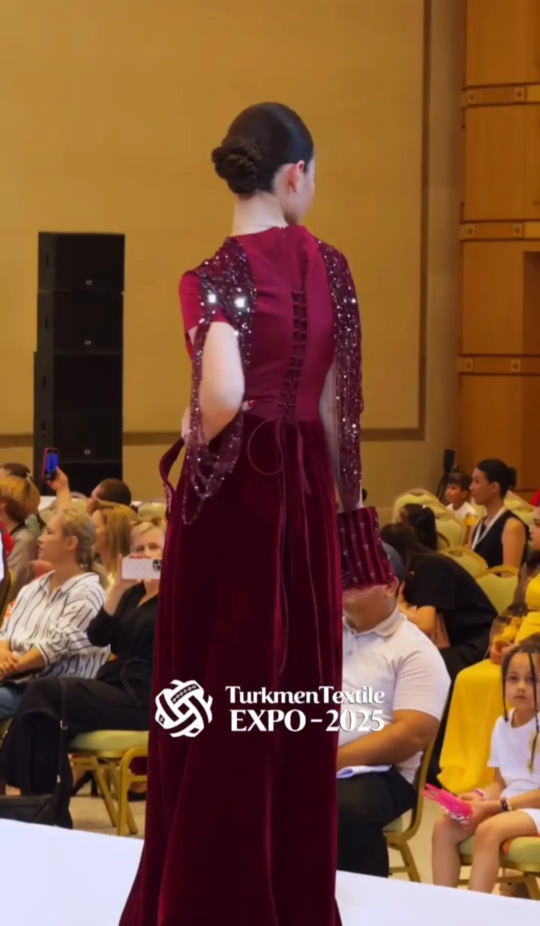Türkmen fasonlar pombarh fasonlar Fasonlar 2025 fasonlar fason moda modalar Bezen bezen Türkmen fasonlar 2026 Türkmen fasonlar 2025 Türkmen fasonlar 2024 Türkmen fasonlar 2023 turkmenistan türkmenistan turkmen türkmen ashgabat  asgabat aşgabat balkan mary lebap dashoguz dasoguz daşoguz pombarh ponbarhat gulyupek gülýüpek stapel ştapel Gralan Çüýdeşen Abaýa Gadymy Krep Gurultaý 	Keteni Ýüpek Şifon Gipýur Lyon Welwet Atlas Kaşemir Streýç Suzana Ştapel Gülýüpek Pombarh Ýupka Gursakça Aksesuarlar Palto Penjek Okuw eşik Fata Sport eşik Uniforma Nakidka Öýme Şarf kompýuter ýaka ýaglyk Arenda köýnek 2nji el köýnek Taýyn köýnek Matalar Milli lybas milli lybaslar Toý köýnek Toý köýnekler toy koynek toy koynekler gundelik koynekler Gündelik	 
 köýnekler fata koynek Modern taze fason Eskiz koynektm turkmenkoynek türkmenkoynek fason moda moda fasonlar Iş eşik el iş	sada	ýakaly ýakasyz	keşdeli biserli	ýeňli giň nagyşly ýüregi açyk stoýka ýaka ýanly kombinasiýa 	zerli üsti aşak guşakly seçekli gysga ýeňli Panbarhat (Pombarh) Modern TürkmenTextile Expo 2025 17-25, 26-35 Goýy-gyzyl, Gyzyl yaz, guyz