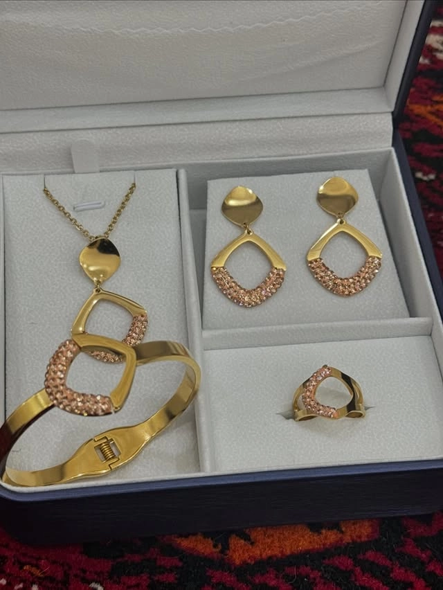 Türkmen fasonlar pombarh fasonlar Fasonlar 2025 fasonlar fason moda modalar Bezen bezen Türkmen fasonlar 2026 Türkmen fasonlar 2025 Türkmen fasonlar 2024 Türkmen fasonlar 2023 turkmenistan türkmenistan turkmen türkmen ashgabat  asgabat aşgabat balkan mary lebap dashoguz dasoguz daşoguz pombarh ponbarhat gulyupek gülýüpek stapel ştapel Gralan Çüýdeşen Abaýa Gadymy Krep Gurultaý 	Keteni Ýüpek Şifon Gipýur Lyon Welwet Atlas Kaşemir Streýç Suzana Ştapel Gülýüpek Pombarh Ýupka Gursakça Aksesuarlar Palto Penjek Okuw eşik Fata Sport eşik Uniforma Nakidka Öýme Şarf kompýuter ýaka ýaglyk Arenda köýnek 2nji el köýnek Taýyn köýnek Matalar Milli lybas milli lybaslar Toý köýnek Toý köýnekler toy koynek toy koynekler gundelik koynekler Gündelik	 
 köýnekler fata koynek Modern taze fason Eskiz koynektm turkmenkoynek türkmenkoynek fason moda moda fasonlar Iş eşik el iş	sada	ýakaly ýakasyz	keşdeli biserli	ýeňli giň nagyşly ýüregi açyk stoýka ýaka ýanly kombinasiýa 	zerli üsti aşak guşakly seçekli gysga ýeňli 