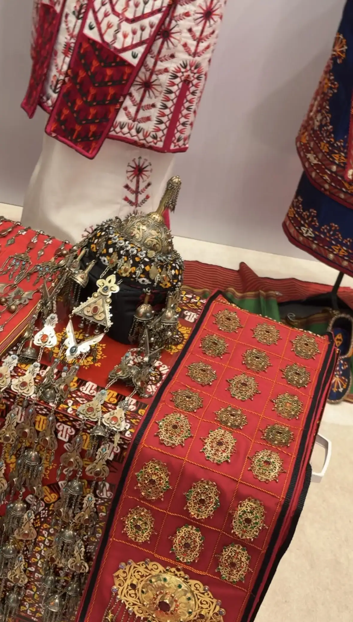 Türkmen fasonlar pombarh fasonlar Fasonlar 2025 fasonlar fason moda modalar Bezen bezen Türkmen fasonlar 2026 Türkmen fasonlar 2025 Türkmen fasonlar 2024 Türkmen fasonlar 2023 turkmenistan türkmenistan turkmen türkmen ashgabat  asgabat aşgabat balkan mary lebap dashoguz dasoguz daşoguz pombarh ponbarhat gulyupek gülýüpek stapel ştapel Gralan Çüýdeşen Abaýa Gadymy Krep Gurultaý 	Keteni Ýüpek Şifon Gipýur Lyon Welwet Atlas Kaşemir Streýç Suzana Ştapel Gülýüpek Pombarh Ýupka Gursakça Aksesuarlar Palto Penjek Okuw eşik Fata Sport eşik Uniforma Nakidka Öýme Şarf kompýuter ýaka ýaglyk Arenda köýnek 2nji el köýnek Taýyn köýnek Matalar Milli lybas milli lybaslar Toý köýnek Toý köýnekler toy koynek toy koynekler gundelik koynekler Gündelik	 
 köýnekler fata koynek Modern taze fason Eskiz koynektm turkmenkoynek türkmenkoynek fason moda moda fasonlar Iş eşik el iş	sada	ýakaly ýakasyz	keşdeli biserli	ýeňli giň nagyşly ýüregi açyk stoýka ýaka ýanly kombinasiýa 	zerli üsti aşak guşakly seçekli gysga ýeňli Keteni, Gadymy Toý köýnek, Milli lybas TürkmenTextile Expo 2025 17-25, 26-35 Gara, Bežewyý, Goýy-gök, Sary yaz, tomus, guyz, gysh