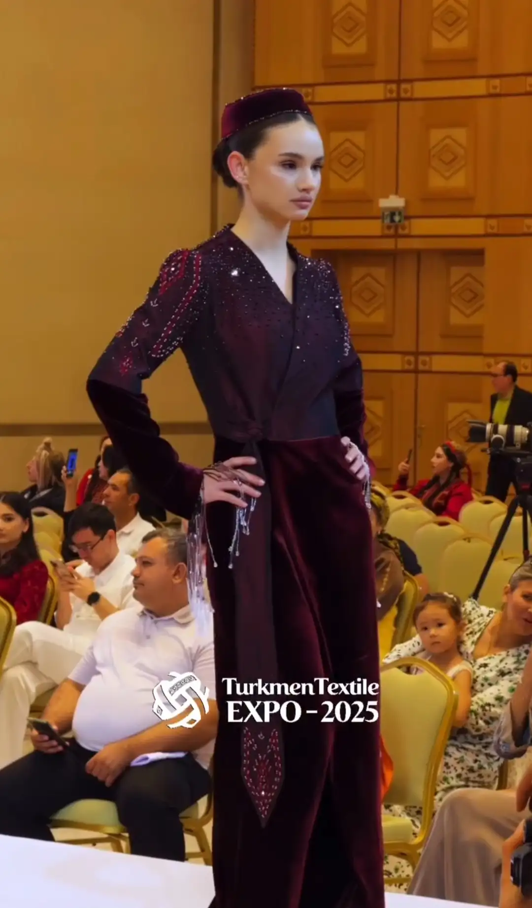 Türkmen fasonlar pombarh fasonlar Fasonlar 2025 fasonlar fason moda modalar Bezen bezen Türkmen fasonlar 2026 Türkmen fasonlar 2025 Türkmen fasonlar 2024 Türkmen fasonlar 2023 turkmenistan türkmenistan turkmen türkmen ashgabat  asgabat aşgabat balkan mary lebap dashoguz dasoguz daşoguz pombarh ponbarhat gulyupek gülýüpek stapel ştapel Gralan Çüýdeşen Abaýa Gadymy Krep Gurultaý 	Keteni Ýüpek Şifon Gipýur Lyon Welwet Atlas Kaşemir Streýç Suzana Ştapel Gülýüpek Pombarh Ýupka Gursakça Aksesuarlar Palto Penjek Okuw eşik Fata Sport eşik Uniforma Nakidka Öýme Şarf kompýuter ýaka ýaglyk Arenda köýnek 2nji el köýnek Taýyn köýnek Matalar Milli lybas milli lybaslar Toý köýnek Toý köýnekler toy koynek toy koynekler gundelik koynekler Gündelik	 
 köýnekler fata koynek Modern taze fason Eskiz koynektm turkmenkoynek türkmenkoynek fason moda moda fasonlar Iş eşik el iş	sada	ýakaly ýakasyz	keşdeli biserli	ýeňli giň nagyşly ýüregi açyk stoýka ýaka ýanly kombinasiýa 	zerli üsti aşak guşakly seçekli gysga ýeňli Panbarhat (Pombarh) Modern TürkmenTextile Expo 2025 17-25, 26-35 Goýy-gyzyl yaz, tomus, guyz