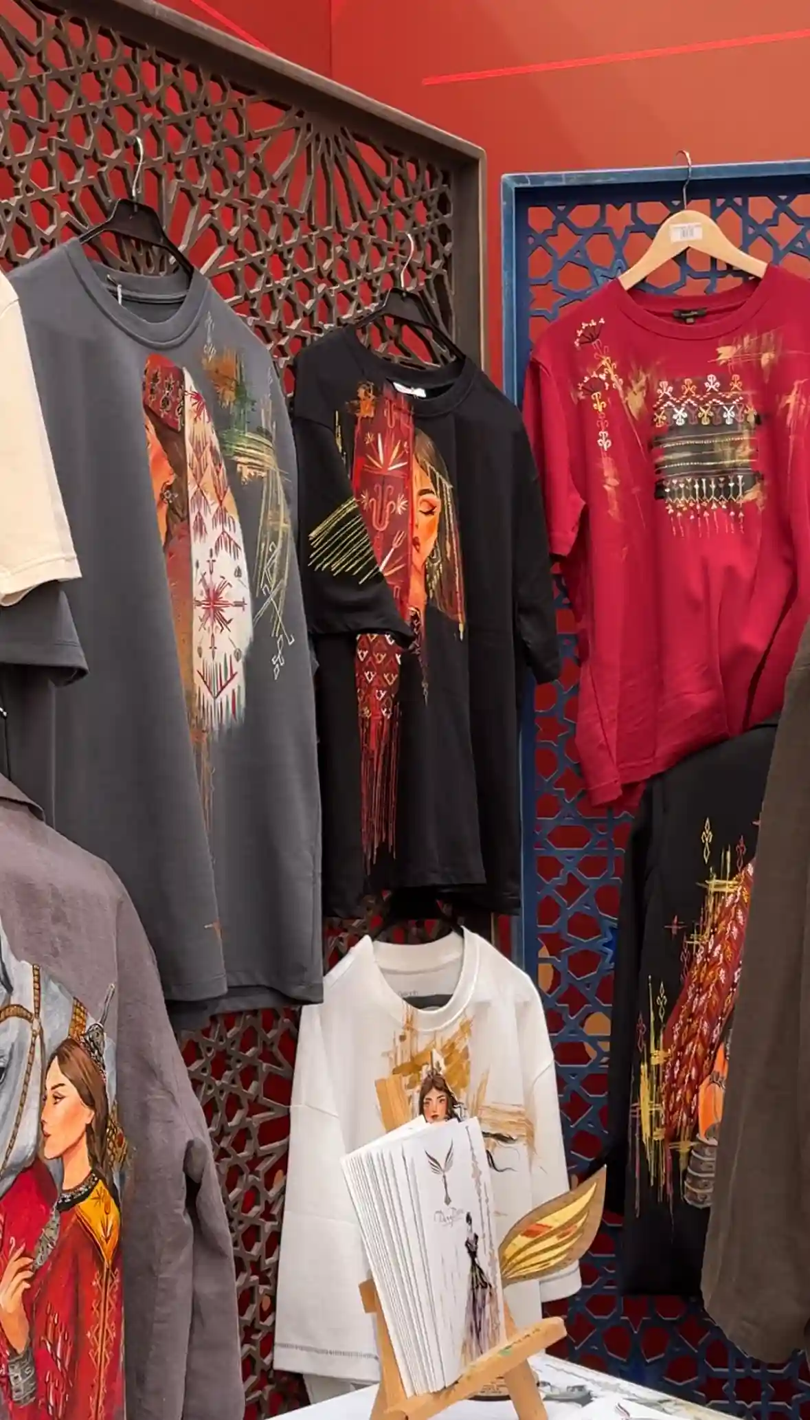 Türkmen fasonlar pombarh fasonlar Fasonlar 2025 fasonlar fason moda modalar Bezen bezen Türkmen fasonlar 2026 Türkmen fasonlar 2025 Türkmen fasonlar 2024 Türkmen fasonlar 2023 turkmenistan türkmenistan turkmen türkmen ashgabat  asgabat aşgabat balkan mary lebap dashoguz dasoguz daşoguz pombarh ponbarhat gulyupek gülýüpek stapel ştapel Gralan Çüýdeşen Abaýa Gadymy Krep Gurultaý 	Keteni Ýüpek Şifon Gipýur Lyon Welwet Atlas Kaşemir Streýç Suzana Ştapel Gülýüpek Pombarh Ýupka Gursakça Aksesuarlar Palto Penjek Okuw eşik Fata Sport eşik Uniforma Nakidka Öýme Şarf kompýuter ýaka ýaglyk Arenda köýnek 2nji el köýnek Taýyn köýnek Matalar Milli lybas milli lybaslar Toý köýnek Toý köýnekler toy koynek toy koynekler gundelik koynekler Gündelik	 
 köýnekler fata koynek Modern taze fason Eskiz koynektm turkmenkoynek türkmenkoynek fason moda moda fasonlar Iş eşik el iş	sada	ýakaly ýakasyz	keşdeli biserli	ýeňli giň nagyşly ýüregi açyk stoýka ýaka ýanly kombinasiýa 	zerli üsti aşak guşakly seçekli gysga ýeňli Gündelik TürkmenTextile Expo 2025 12-16, 17-25, 26-35 Gara, Ak, Çal, Gyzyl tomus, guyz