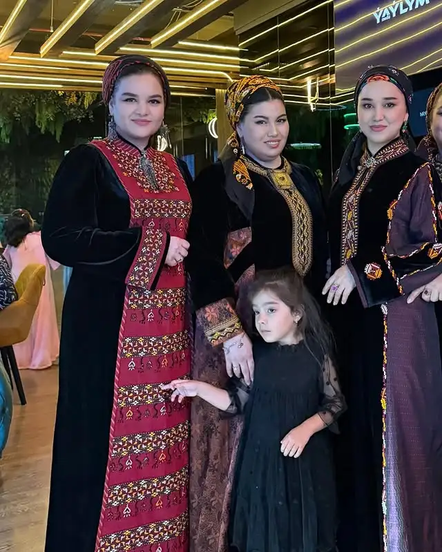 Türkmen fasonlar pombarh fasonlar Fasonlar 2025 fasonlar fason moda modalar Bezen bezen Türkmen fasonlar 2026 Türkmen fasonlar 2025 Türkmen fasonlar 2024 Türkmen fasonlar 2023 turkmenistan türkmenistan turkmen türkmen ashgabat  asgabat aşgabat balkan mary lebap dashoguz dasoguz daşoguz pombarh ponbarhat gulyupek gülýüpek stapel ştapel Gralan Çüýdeşen Abaýa Gadymy Krep Gurultaý 	Keteni Ýüpek Şifon Gipýur Lyon Welwet Atlas Kaşemir Streýç Suzana Ştapel Gülýüpek Pombarh Ýupka Gursakça Aksesuarlar Palto Penjek Okuw eşik Fata Sport eşik Uniforma Nakidka Öýme Şarf kompýuter ýaka ýaglyk Arenda köýnek 2nji el köýnek Taýyn köýnek Matalar Milli lybas milli lybaslar Toý köýnek Toý köýnekler toy koynek toy koynekler gundelik koynekler Gündelik	 
 köýnekler fata koynek Modern taze fason Eskiz koynektm turkmenkoynek türkmenkoynek fason moda moda fasonlar Iş eşik el iş	sada	ýakaly ýakasyz	keşdeli biserli	ýeňli giň nagyşly ýüregi açyk stoýka ýaka ýanly kombinasiýa 	zerli üsti aşak guşakly seçekli gysga ýeňli Panbarhat (Pombarh) Toý köýnek, Milli lybas el iş, keşdeli, sada, ýakaly, biserli, ýanly, ýeňli, giň, nagyşly 26-35, 35+ Gara yaz, guyz