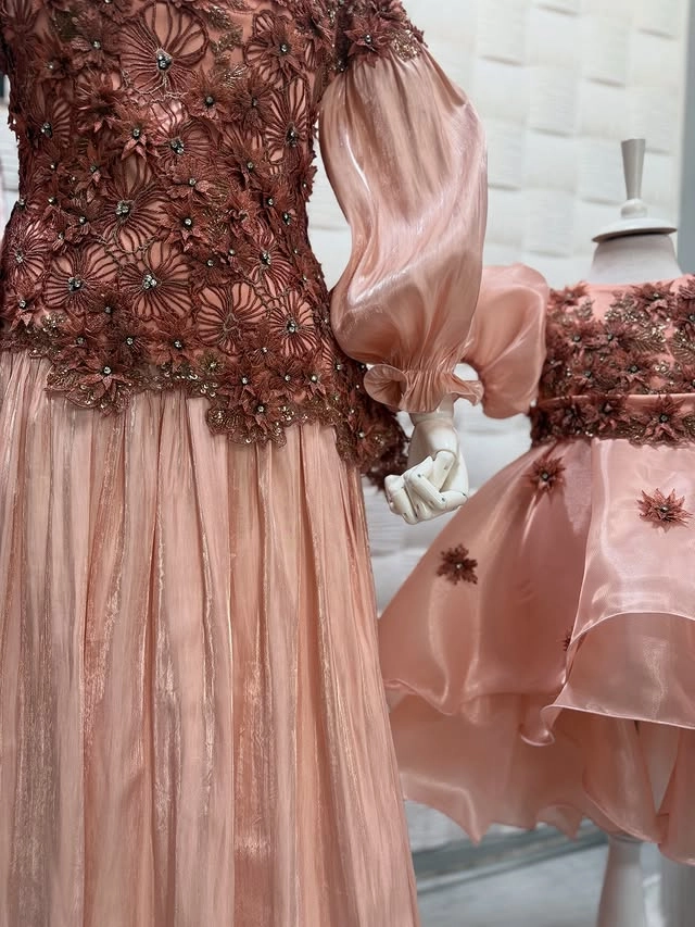 Türkmen fasonlar pombarh fasonlar Fasonlar 2025 fasonlar fason moda modalar Bezen bezen Türkmen fasonlar 2026 Türkmen fasonlar 2025 Türkmen fasonlar 2024 Türkmen fasonlar 2023 turkmenistan türkmenistan turkmen türkmen ashgabat  asgabat aşgabat balkan mary lebap dashoguz dasoguz daşoguz pombarh ponbarhat gulyupek gülýüpek stapel ştapel Gralan Çüýdeşen Abaýa Gadymy Krep Gurultaý 	Keteni Ýüpek Şifon Gipýur Lyon Welwet Atlas Kaşemir Streýç Suzana Ştapel Gülýüpek Pombarh Ýupka Gursakça Aksesuarlar Palto Penjek Okuw eşik Fata Sport eşik Uniforma Nakidka Öýme Şarf kompýuter ýaka ýaglyk Arenda köýnek 2nji el köýnek Taýyn köýnek Matalar Milli lybas milli lybaslar Toý köýnek Toý köýnekler toy koynek toy koynekler gundelik koynekler Gündelik	 
 köýnekler fata koynek Modern taze fason Eskiz koynektm turkmenkoynek türkmenkoynek fason moda moda fasonlar Iş eşik el iş	sada	ýakaly ýakasyz	keşdeli biserli	ýeňli giň nagyşly ýüregi açyk stoýka ýaka ýanly kombinasiýa 	zerli üsti aşak guşakly seçekli gysga ýeňli Şifon Toý köýnek ýakasyz, ýeňli, gysga ýeňli, giň -12, 26-35 Goýy-gyzyl, Gülgüne yaz, tomus, guyz