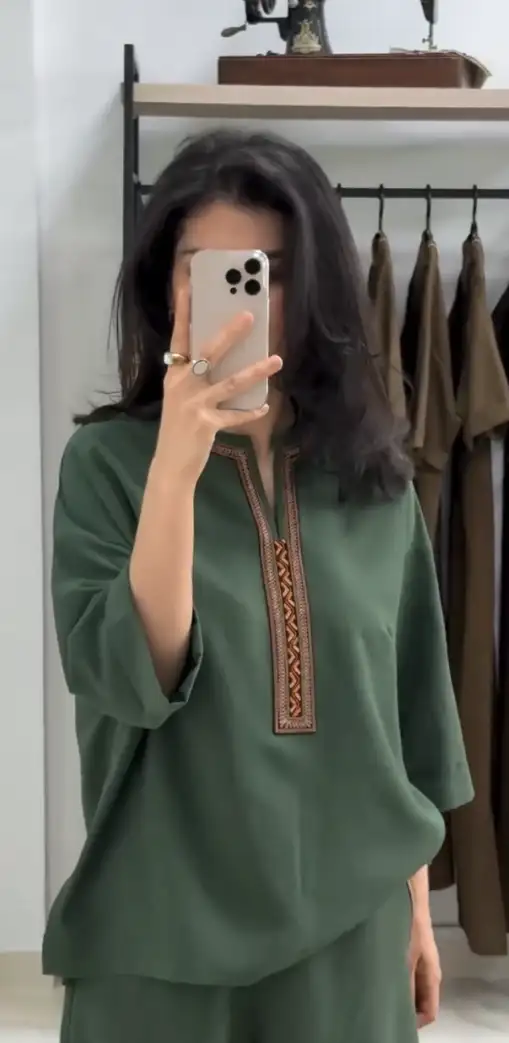 Türkmen fasonlar pombarh fasonlar Fasonlar 2025 fasonlar fason moda modalar Bezen bezen Türkmen fasonlar 2026 Türkmen fasonlar 2025 Türkmen fasonlar 2024 Türkmen fasonlar 2023 turkmenistan türkmenistan turkmen türkmen ashgabat  asgabat aşgabat balkan mary lebap dashoguz dasoguz daşoguz pombarh ponbarhat gulyupek gülýüpek stapel ştapel Gralan Çüýdeşen Abaýa Gadymy Krep Gurultaý 	Keteni Ýüpek Şifon Gipýur Lyon Welwet Atlas Kaşemir Streýç Suzana Ştapel Gülýüpek Pombarh Ýupka Gursakça Aksesuarlar Palto Penjek Okuw eşik Fata Sport eşik Uniforma Nakidka Öýme Şarf kompýuter ýaka ýaglyk Arenda köýnek 2nji el köýnek Taýyn köýnek Matalar Milli lybas milli lybaslar Toý köýnek Toý köýnekler toy koynek toy koynekler gundelik koynekler Gündelik	 
 köýnekler fata koynek Modern taze fason Eskiz koynektm turkmenkoynek türkmenkoynek fason moda moda fasonlar Iş eşik el iş	sada	ýakaly ýakasyz	keşdeli biserli	ýeňli giň nagyşly ýüregi açyk stoýka ýaka ýanly kombinasiýa 	zerli üsti aşak guşakly seçekli gysga ýeňli Modern ýakaly, ýeňli, giň, üsti aşak 17-25, 26-35 Goýy-ýaşyl yaz, tomus, guyz