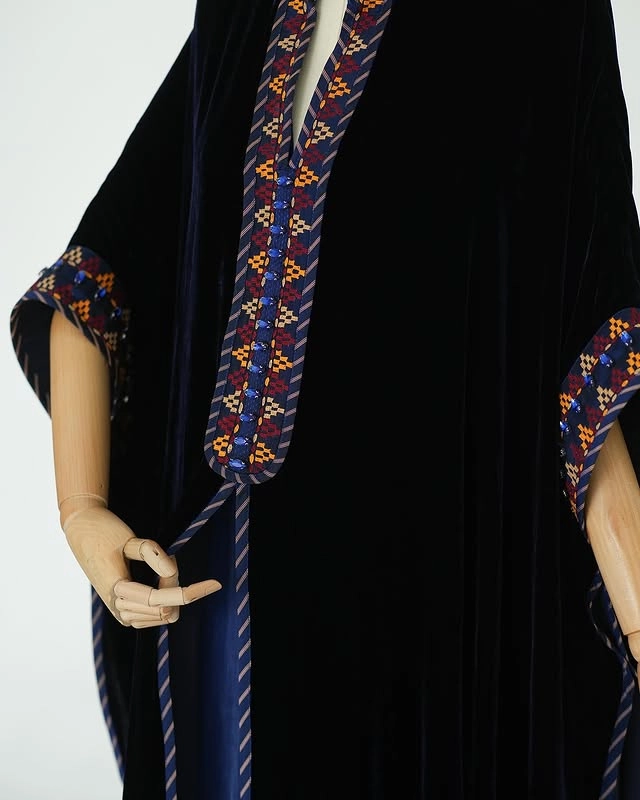 Türkmen fasonlar pombarh fasonlar Fasonlar 2025 fasonlar fason moda modalar Bezen bezen Türkmen fasonlar 2026 Türkmen fasonlar 2025 Türkmen fasonlar 2024 Türkmen fasonlar 2023 turkmenistan türkmenistan turkmen türkmen ashgabat  asgabat aşgabat balkan mary lebap dashoguz dasoguz daşoguz pombarh ponbarhat gulyupek gülýüpek stapel ştapel Gralan Çüýdeşen Abaýa Gadymy Krep Gurultaý 	Keteni Ýüpek Şifon Gipýur Lyon Welwet Atlas Kaşemir Streýç Suzana Ştapel Gülýüpek Pombarh Ýupka Gursakça Aksesuarlar Palto Penjek Okuw eşik Fata Sport eşik Uniforma Nakidka Öýme Şarf kompýuter ýaka ýaglyk Arenda köýnek 2nji el köýnek Taýyn köýnek Matalar Milli lybas milli lybaslar Toý köýnek Toý köýnekler toy koynek toy koynekler gundelik koynekler Gündelik	 
 köýnekler fata koynek Modern taze fason Eskiz koynektm turkmenkoynek türkmenkoynek fason moda moda fasonlar Iş eşik el iş	sada	ýakaly ýakasyz	keşdeli biserli	ýeňli giň nagyşly ýüregi açyk stoýka ýaka ýanly kombinasiýa 	zerli üsti aşak guşakly seçekli gysga ýeňli Panbarhat (Pombarh) Toý köýnek el iş, keşdeli, ýakaly, ýanly, gysga ýeňli, giň, nagyşly 17-25, 26-35 Goýy-gök yaz, tomus, guyz Taýyn köýnek