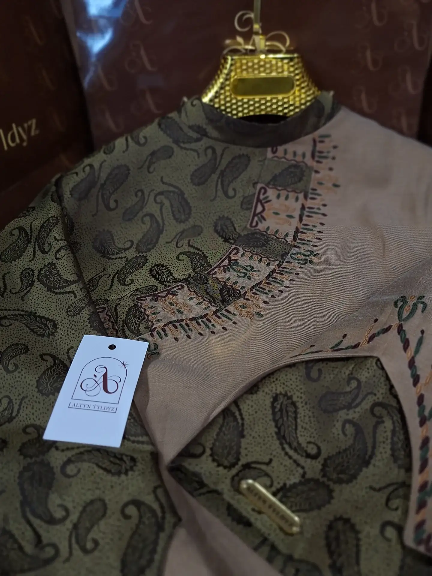 Türkmen fasonlar pombarh fasonlar Fasonlar 2025 fasonlar fason moda modalar Bezen bezen Türkmen fasonlar 2026 Türkmen fasonlar 2025 Türkmen fasonlar 2024 Türkmen fasonlar 2023 turkmenistan türkmenistan turkmen türkmen ashgabat  asgabat aşgabat balkan mary lebap dashoguz dasoguz daşoguz pombarh ponbarhat gulyupek gülýüpek stapel ştapel Gralan Çüýdeşen Abaýa Gadymy Krep Gurultaý 	Keteni Ýüpek Şifon Gipýur Lyon Welwet Atlas Kaşemir Streýç Suzana Ştapel Gülýüpek Pombarh Ýupka Gursakça Aksesuarlar Palto Penjek Okuw eşik Fata Sport eşik Uniforma Nakidka Öýme Şarf kompýuter ýaka ýaglyk Arenda köýnek 2nji el köýnek Taýyn köýnek Matalar Milli lybas milli lybaslar Toý köýnek Toý köýnekler toy koynek toy koynekler gundelik koynekler Gündelik	 
 köýnekler fata koynek Modern taze fason Eskiz koynektm turkmenkoynek türkmenkoynek fason moda moda fasonlar Iş eşik el iş	sada	ýakaly ýakasyz	keşdeli biserli	ýeňli giň nagyşly ýüregi açyk stoýka ýaka ýanly kombinasiýa 	zerli üsti aşak guşakly seçekli gysga ýeňli  