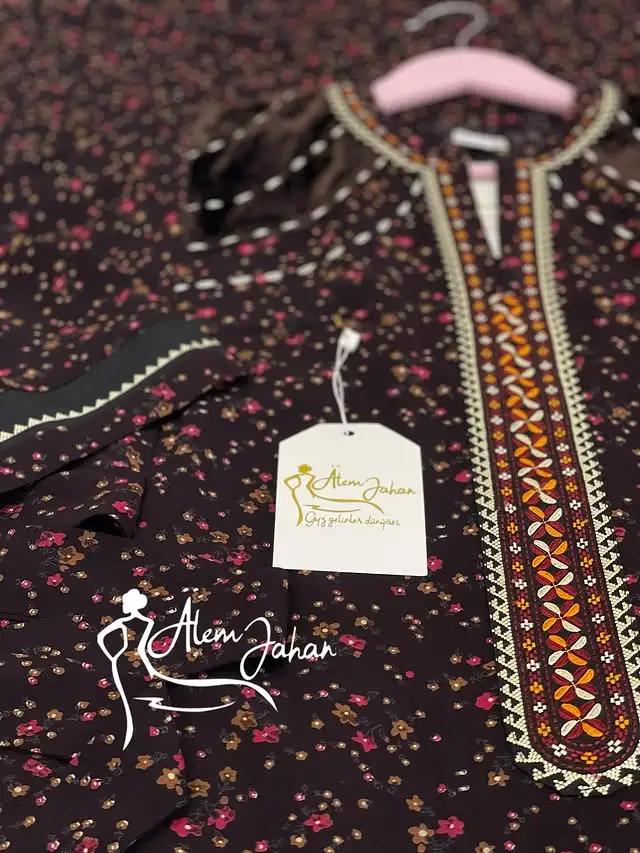 Türkmen fasonlar pombarh fasonlar Fasonlar 2025 fasonlar fason moda modalar Bezen bezen Türkmen fasonlar 2026 Türkmen fasonlar 2025 Türkmen fasonlar 2024 Türkmen fasonlar 2023 turkmenistan türkmenistan turkmen türkmen ashgabat  asgabat aşgabat balkan mary lebap dashoguz dasoguz daşoguz pombarh ponbarhat gulyupek gülýüpek stapel ştapel Gralan Çüýdeşen Abaýa Gadymy Krep Gurultaý 	Keteni Ýüpek Şifon Gipýur Lyon Welwet Atlas Kaşemir Streýç Suzana Ştapel Gülýüpek Pombarh Ýupka Gursakça Aksesuarlar Palto Penjek Okuw eşik Fata Sport eşik Uniforma Nakidka Öýme Şarf kompýuter ýaka ýaglyk Arenda köýnek 2nji el köýnek Taýyn köýnek Matalar Milli lybas milli lybaslar Toý köýnek Toý köýnekler toy koynek toy koynekler gundelik koynekler Gündelik	 
 köýnekler fata koynek Modern taze fason Eskiz koynektm turkmenkoynek türkmenkoynek fason moda moda fasonlar Iş eşik el iş	sada	ýakaly ýakasyz	keşdeli biserli	ýeňli giň nagyşly ýüregi açyk stoýka ýaka ýanly kombinasiýa 	zerli üsti aşak guşakly seçekli gysga ýeňli Ştapel Gündelik ýakaly, ýeňli, giň 17-25, 26-35 Goýy-goňur yaz, tomus, guyz