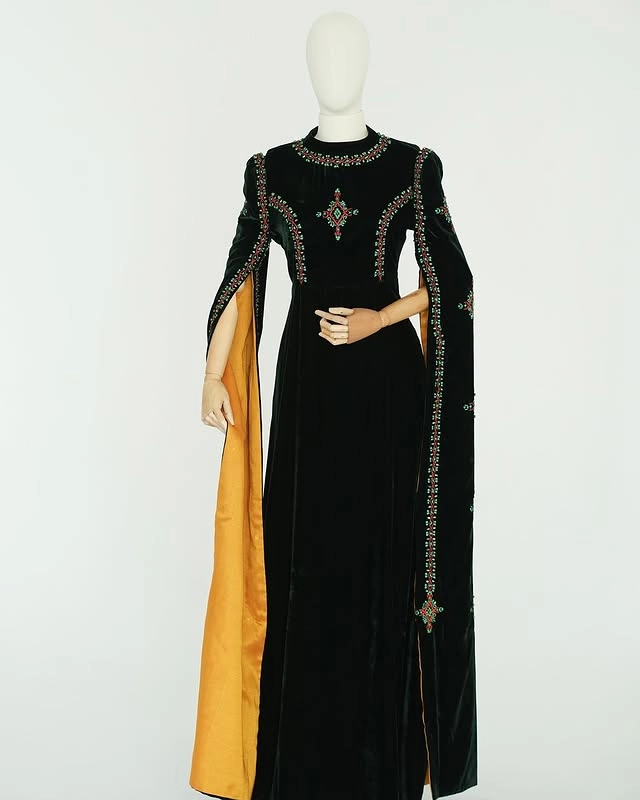 Türkmen fasonlar pombarh fasonlar Fasonlar 2025 fasonlar fason moda modalar Bezen bezen Türkmen fasonlar 2026 Türkmen fasonlar 2025 Türkmen fasonlar 2024 Türkmen fasonlar 2023 turkmenistan türkmenistan turkmen türkmen ashgabat  asgabat aşgabat balkan mary lebap dashoguz dasoguz daşoguz pombarh ponbarhat gulyupek gülýüpek stapel ştapel Gralan Çüýdeşen Abaýa Gadymy Krep Gurultaý 	Keteni Ýüpek Şifon Gipýur Lyon Welwet Atlas Kaşemir Streýç Suzana Ştapel Gülýüpek Pombarh Ýupka Gursakça Aksesuarlar Palto Penjek Okuw eşik Fata Sport eşik Uniforma Nakidka Öýme Şarf kompýuter ýaka ýaglyk Arenda köýnek 2nji el köýnek Taýyn köýnek Matalar Milli lybas milli lybaslar Toý köýnek Toý köýnekler toy koynek toy koynekler gundelik koynekler Gündelik	 
 köýnekler fata koynek Modern taze fason Eskiz koynektm turkmenkoynek türkmenkoynek fason moda moda fasonlar Iş eşik el iş	sada	ýakaly ýakasyz	keşdeli biserli	ýeňli giň nagyşly ýüregi açyk stoýka ýaka ýanly kombinasiýa 	zerli üsti aşak guşakly seçekli gysga ýeňli Panbarhat (Pombarh) Toý köýnek el iş, keşdeli, ýakasyz, ýanly, ýeňli, gysga ýeňli, giň, nagyşly 17-25, 26-35 Haki tomus, guyz Taýyn köýnek