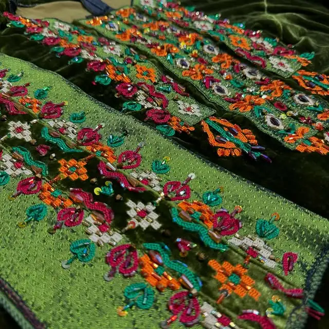 Türkmen fasonlar pombarh fasonlar Fasonlar 2025 fasonlar fason moda modalar Bezen bezen Türkmen fasonlar 2026 Türkmen fasonlar 2025 Türkmen fasonlar 2024 Türkmen fasonlar 2023 turkmenistan türkmenistan turkmen türkmen ashgabat  asgabat aşgabat balkan mary lebap dashoguz dasoguz daşoguz pombarh ponbarhat gulyupek gülýüpek stapel ştapel Gralan Çüýdeşen Abaýa Gadymy Krep Gurultaý 	Keteni Ýüpek Şifon Gipýur Lyon Welwet Atlas Kaşemir Streýç Suzana Ştapel Gülýüpek Pombarh Ýupka Gursakça Aksesuarlar Palto Penjek Okuw eşik Fata Sport eşik Uniforma Nakidka Öýme Şarf kompýuter ýaka ýaglyk Arenda köýnek 2nji el köýnek Taýyn köýnek Matalar Milli lybas milli lybaslar Toý köýnek Toý köýnekler toy koynek toy koynekler gundelik koynekler Gündelik	 
 köýnekler fata koynek Modern taze fason Eskiz koynektm turkmenkoynek türkmenkoynek fason moda moda fasonlar Iş eşik el iş	sada	ýakaly ýakasyz	keşdeli biserli	ýeňli giň nagyşly ýüregi açyk stoýka ýaka ýanly kombinasiýa 	zerli üsti aşak guşakly seçekli gysga ýeňli Panbarhat (Pombarh) Toý köýnek, Milli lybas el iş, keşdeli, biserli, ýeňli, giň, nagyşly 26-35 Ýaşyl, Goýy-ýaşyl yaz, guyz, gysh