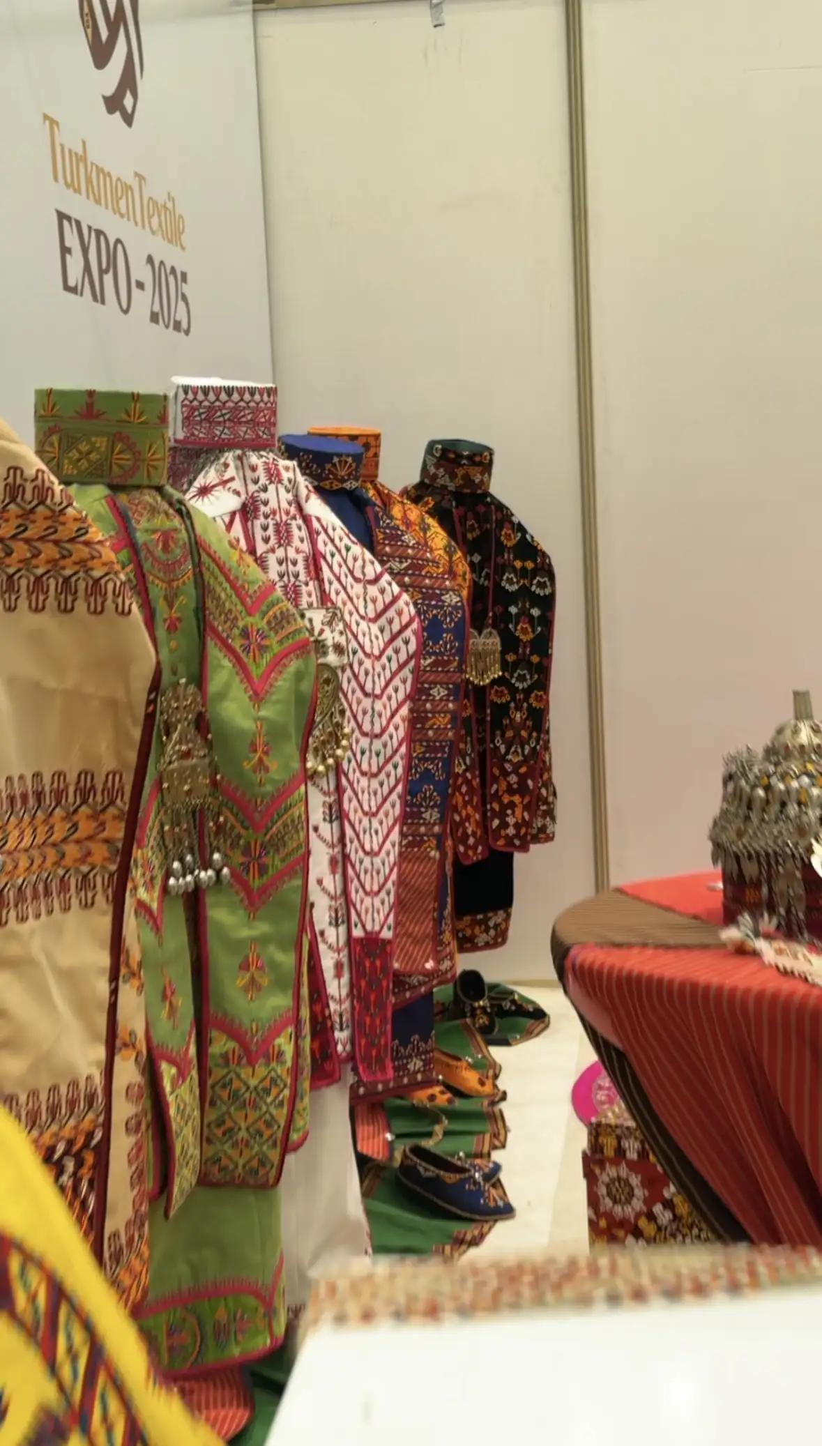 Türkmen fasonlar pombarh fasonlar Fasonlar 2025 fasonlar fason moda modalar Bezen bezen Türkmen fasonlar 2026 Türkmen fasonlar 2025 Türkmen fasonlar 2024 Türkmen fasonlar 2023 turkmenistan türkmenistan turkmen türkmen ashgabat  asgabat aşgabat balkan mary lebap dashoguz dasoguz daşoguz pombarh ponbarhat gulyupek gülýüpek stapel ştapel Gralan Çüýdeşen Abaýa Gadymy Krep Gurultaý 	Keteni Ýüpek Şifon Gipýur Lyon Welwet Atlas Kaşemir Streýç Suzana Ştapel Gülýüpek Pombarh Ýupka Gursakça Aksesuarlar Palto Penjek Okuw eşik Fata Sport eşik Uniforma Nakidka Öýme Şarf kompýuter ýaka ýaglyk Arenda köýnek 2nji el köýnek Taýyn köýnek Matalar Milli lybas milli lybaslar Toý köýnek Toý köýnekler toy koynek toy koynekler gundelik koynekler Gündelik	 
 köýnekler fata koynek Modern taze fason Eskiz koynektm turkmenkoynek türkmenkoynek fason moda moda fasonlar Iş eşik el iş	sada	ýakaly ýakasyz	keşdeli biserli	ýeňli giň nagyşly ýüregi açyk stoýka ýaka ýanly kombinasiýa 	zerli üsti aşak guşakly seçekli gysga ýeňli Keteni Toý köýnek TürkmenTextile Expo 2025 26-35, 35+ Gülgüne yaz, guyz