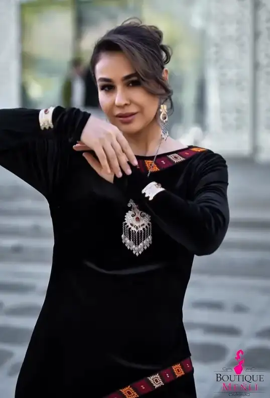 Türkmen fasonlar pombarh fasonlar Fasonlar 2025 fasonlar fason moda modalar Bezen bezen Türkmen fasonlar 2026 Türkmen fasonlar 2025 Türkmen fasonlar 2024 Türkmen fasonlar 2023 turkmenistan türkmenistan turkmen türkmen ashgabat  asgabat aşgabat balkan mary lebap dashoguz dasoguz daşoguz pombarh ponbarhat gulyupek gülýüpek stapel ştapel Gralan Çüýdeşen Abaýa Gadymy Krep Gurultaý 	Keteni Ýüpek Şifon Gipýur Lyon Welwet Atlas Kaşemir Streýç Suzana Ştapel Gülýüpek Pombarh Ýupka Gursakça Aksesuarlar Palto Penjek Okuw eşik Fata Sport eşik Uniforma Nakidka Öýme Şarf kompýuter ýaka ýaglyk Arenda köýnek 2nji el köýnek Taýyn köýnek Matalar Milli lybas milli lybaslar Toý köýnek Toý köýnekler toy koynek toy koynekler gundelik koynekler Gündelik	 
 köýnekler fata koynek Modern taze fason Eskiz koynektm turkmenkoynek türkmenkoynek fason moda moda fasonlar Iş eşik el iş	sada	ýakaly ýakasyz	keşdeli biserli	ýeňli giň nagyşly ýüregi açyk stoýka ýaka ýanly kombinasiýa 	zerli üsti aşak guşakly seçekli gysga ýeňli Panbarhat (Pombarh) Toý köýnek ýakasyz, ýeňli, giň, nagyşly 17-25, 26-35 Gara yaz, tomus, guyz, gysh