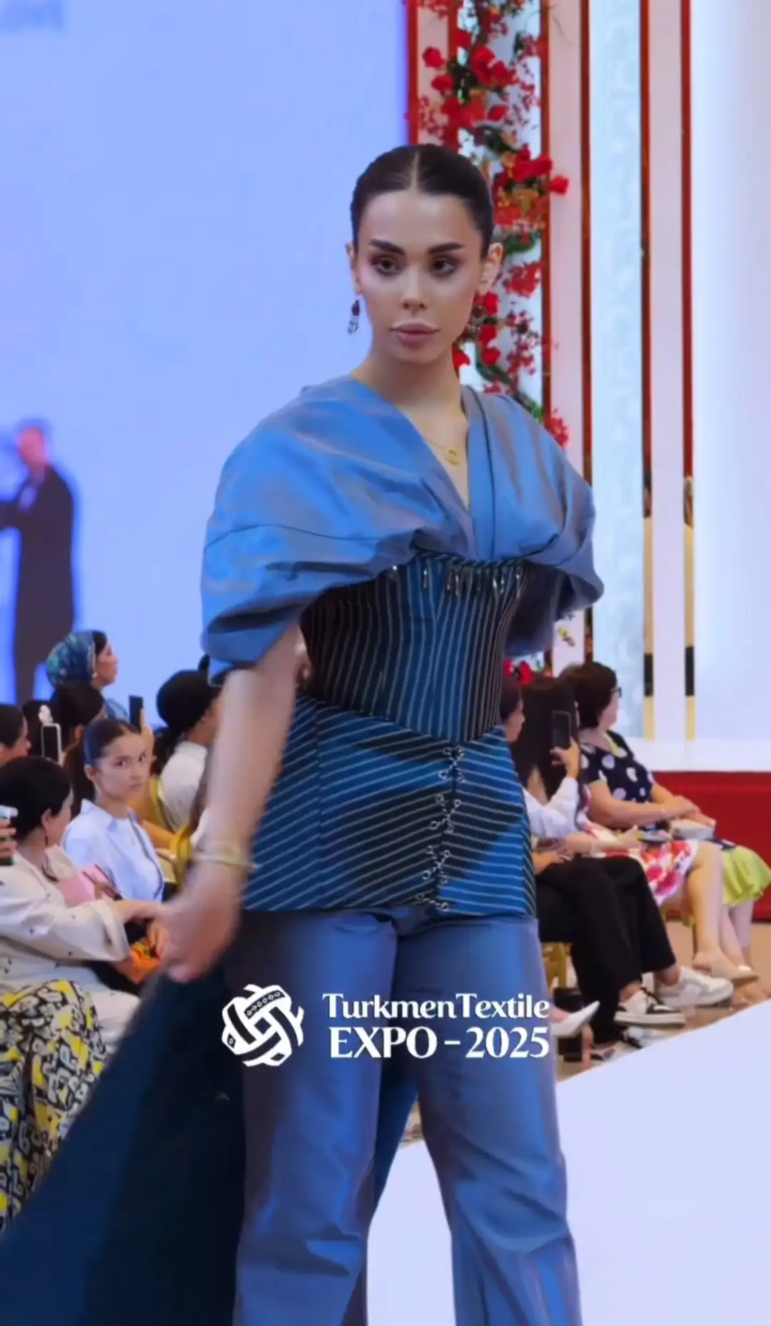 Türkmen fasonlar pombarh fasonlar Fasonlar 2025 fasonlar fason moda modalar Bezen bezen Türkmen fasonlar 2026 Türkmen fasonlar 2025 Türkmen fasonlar 2024 Türkmen fasonlar 2023 turkmenistan türkmenistan turkmen türkmen ashgabat  asgabat aşgabat balkan mary lebap dashoguz dasoguz daşoguz pombarh ponbarhat gulyupek gülýüpek stapel ştapel Gralan Çüýdeşen Abaýa Gadymy Krep Gurultaý 	Keteni Ýüpek Şifon Gipýur Lyon Welwet Atlas Kaşemir Streýç Suzana Ştapel Gülýüpek Pombarh Ýupka Gursakça Aksesuarlar Palto Penjek Okuw eşik Fata Sport eşik Uniforma Nakidka Öýme Şarf kompýuter ýaka ýaglyk Arenda köýnek 2nji el köýnek Taýyn köýnek Matalar Milli lybas milli lybaslar Toý köýnek Toý köýnekler toy koynek toy koynekler gundelik koynekler Gündelik	 
 köýnekler fata koynek Modern taze fason Eskiz koynektm turkmenkoynek türkmenkoynek fason moda moda fasonlar Iş eşik el iş	sada	ýakaly ýakasyz	keşdeli biserli	ýeňli giň nagyşly ýüregi açyk stoýka ýaka ýanly kombinasiýa 	zerli üsti aşak guşakly seçekli gysga ýeňli Lyon Modern TürkmenTextile Expo 2025 17-25, 26-35 Gök yaz, tomus, guyz