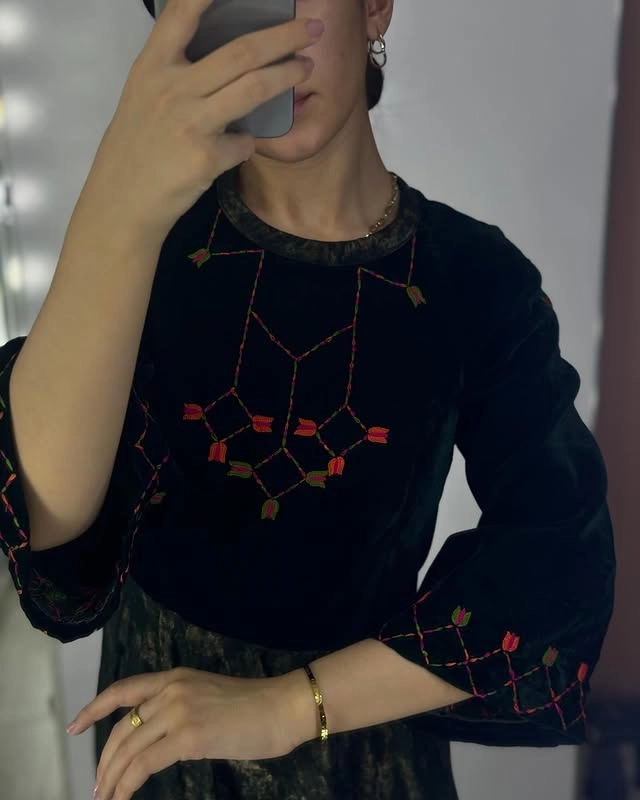 Türkmen fasonlar pombarh fasonlar Fasonlar 2025 fasonlar fason moda modalar Bezen bezen Türkmen fasonlar 2026 Türkmen fasonlar 2025 Türkmen fasonlar 2024 Türkmen fasonlar 2023 turkmenistan türkmenistan turkmen türkmen ashgabat  asgabat aşgabat balkan mary lebap dashoguz dasoguz daşoguz pombarh ponbarhat gulyupek gülýüpek stapel ştapel Gralan Çüýdeşen Abaýa Gadymy Krep Gurultaý 	Keteni Ýüpek Şifon Gipýur Lyon Welwet Atlas Kaşemir Streýç Suzana Ştapel Gülýüpek Pombarh Ýupka Gursakça Aksesuarlar Palto Penjek Okuw eşik Fata Sport eşik Uniforma Nakidka Öýme Şarf kompýuter ýaka ýaglyk Arenda köýnek 2nji el köýnek Taýyn köýnek Matalar Milli lybas milli lybaslar Toý köýnek Toý köýnekler toy koynek toy koynekler gundelik koynekler Gündelik	 
 köýnekler fata koynek Modern taze fason Eskiz koynektm turkmenkoynek türkmenkoynek fason moda moda fasonlar Iş eşik el iş	sada	ýakaly ýakasyz	keşdeli biserli	ýeňli giň nagyşly ýüregi açyk stoýka ýaka ýanly kombinasiýa 	zerli üsti aşak guşakly seçekli gysga ýeňli Panbarhat (Pombarh) Toý köýnek el iş, keşdeli, sada, ýakaly, ýeňli 17-25, 26-35 Gara, Goýy-gök yaz Taýyn köýnek