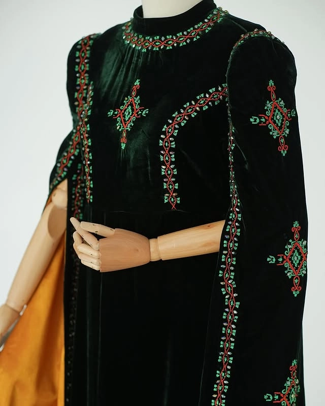 Türkmen fasonlar pombarh fasonlar Fasonlar 2025 fasonlar fason moda modalar Bezen bezen Türkmen fasonlar 2026 Türkmen fasonlar 2025 Türkmen fasonlar 2024 Türkmen fasonlar 2023 turkmenistan türkmenistan turkmen türkmen ashgabat  asgabat aşgabat balkan mary lebap dashoguz dasoguz daşoguz pombarh ponbarhat gulyupek gülýüpek stapel ştapel Gralan Çüýdeşen Abaýa Gadymy Krep Gurultaý 	Keteni Ýüpek Şifon Gipýur Lyon Welwet Atlas Kaşemir Streýç Suzana Ştapel Gülýüpek Pombarh Ýupka Gursakça Aksesuarlar Palto Penjek Okuw eşik Fata Sport eşik Uniforma Nakidka Öýme Şarf kompýuter ýaka ýaglyk Arenda köýnek 2nji el köýnek Taýyn köýnek Matalar Milli lybas milli lybaslar Toý köýnek Toý köýnekler toy koynek toy koynekler gundelik koynekler Gündelik	 
 köýnekler fata koynek Modern taze fason Eskiz koynektm turkmenkoynek türkmenkoynek fason moda moda fasonlar Iş eşik el iş	sada	ýakaly ýakasyz	keşdeli biserli	ýeňli giň nagyşly ýüregi açyk stoýka ýaka ýanly kombinasiýa 	zerli üsti aşak guşakly seçekli gysga ýeňli Panbarhat (Pombarh) Toý köýnek el iş, keşdeli, ýakasyz, ýanly, ýeňli, gysga ýeňli, giň, nagyşly 17-25, 26-35 Haki tomus, guyz Taýyn köýnek