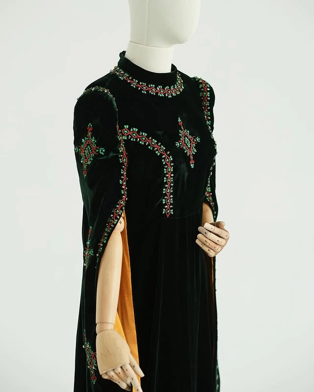 Türkmen fasonlar pombarh fasonlar Fasonlar 2025 fasonlar fason moda modalar Bezen bezen Türkmen fasonlar 2026 Türkmen fasonlar 2025 Türkmen fasonlar 2024 Türkmen fasonlar 2023 turkmenistan türkmenistan turkmen türkmen ashgabat  asgabat aşgabat balkan mary lebap dashoguz dasoguz daşoguz pombarh ponbarhat gulyupek gülýüpek stapel ştapel Gralan Çüýdeşen Abaýa Gadymy Krep Gurultaý 	Keteni Ýüpek Şifon Gipýur Lyon Welwet Atlas Kaşemir Streýç Suzana Ştapel Gülýüpek Pombarh Ýupka Gursakça Aksesuarlar Palto Penjek Okuw eşik Fata Sport eşik Uniforma Nakidka Öýme Şarf kompýuter ýaka ýaglyk Arenda köýnek 2nji el köýnek Taýyn köýnek Matalar Milli lybas milli lybaslar Toý köýnek Toý köýnekler toy koynek toy koynekler gundelik koynekler Gündelik	 
 köýnekler fata koynek Modern taze fason Eskiz koynektm turkmenkoynek türkmenkoynek fason moda moda fasonlar Iş eşik el iş	sada	ýakaly ýakasyz	keşdeli biserli	ýeňli giň nagyşly ýüregi açyk stoýka ýaka ýanly kombinasiýa 	zerli üsti aşak guşakly seçekli gysga ýeňli Panbarhat (Pombarh) Toý köýnek el iş, keşdeli, ýakasyz, ýanly, ýeňli, gysga ýeňli, giň, nagyşly 17-25, 26-35 Haki tomus, guyz Taýyn köýnek