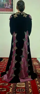 Türkmen fasonlar pombarh fasonlar Fasonlar 2025 fasonlar fason moda modalar Bezen bezen Türkmen fasonlar 2026 Türkmen fasonlar 2025 Türkmen fasonlar 2024 Türkmen fasonlar 2023 turkmenistan türkmenistan turkmen türkmen ashgabat  asgabat aşgabat balkan mary lebap dashoguz dasoguz daşoguz pombarh ponbarhat gulyupek gülýüpek stapel ştapel Gralan Çüýdeşen Abaýa Gadymy Krep Gurultaý 	Keteni Ýüpek Şifon Gipýur Lyon Welwet Atlas Kaşemir Streýç Suzana Ştapel Gülýüpek Pombarh Ýupka Gursakça Aksesuarlar Palto Penjek Okuw eşik Fata Sport eşik Uniforma Nakidka Öýme Şarf kompýuter ýaka ýaglyk Arenda köýnek 2nji el köýnek Taýyn köýnek Matalar Milli lybas milli lybaslar Toý köýnek Toý köýnekler toy koynek toy koynekler gundelik koynekler Gündelik	 
 köýnekler fata koynek Modern taze fason Eskiz koynektm turkmenkoynek türkmenkoynek fason moda moda fasonlar Iş eşik el iş	sada	ýakaly ýakasyz	keşdeli biserli	ýeňli giň nagyşly ýüregi açyk stoýka ýaka ýanly kombinasiýa 	zerli üsti aşak guşakly seçekli gysga ýeňli Panbarhat (Pombarh), Tulky, tafda Toý köýnek el iş, ýakasyz, ýeňli, giň, kombinasiýa, gaş 17-25, 26-35 Gara, #4B2C75 yaz, guyz, gysh 2nji el