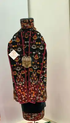 Türkmen fasonlar pombarh fasonlar Fasonlar 2025 fasonlar fason moda modalar Bezen bezen Türkmen fasonlar 2026 Türkmen fasonlar 2025 Türkmen fasonlar 2024 Türkmen fasonlar 2023 turkmenistan türkmenistan turkmen türkmen ashgabat  asgabat aşgabat balkan mary lebap dashoguz dasoguz daşoguz pombarh ponbarhat gulyupek gülýüpek stapel ştapel Gralan Çüýdeşen Abaýa Gadymy Krep Gurultaý 	Keteni Ýüpek Şifon Gipýur Lyon Welwet Atlas Kaşemir Streýç Suzana Ştapel Gülýüpek Pombarh Ýupka Gursakça Aksesuarlar Palto Penjek Okuw eşik Fata Sport eşik Uniforma Nakidka Öýme Şarf kompýuter ýaka ýaglyk Arenda köýnek 2nji el köýnek Taýyn köýnek Matalar Milli lybas milli lybaslar Toý köýnek Toý köýnekler toy koynek toy koynekler gundelik koynekler Gündelik	 
 köýnekler fata koynek Modern taze fason Eskiz koynektm turkmenkoynek türkmenkoynek fason moda moda fasonlar Iş eşik el iş	sada	ýakaly ýakasyz	keşdeli biserli	ýeňli giň nagyşly ýüregi açyk stoýka ýaka ýanly kombinasiýa 	zerli üsti aşak guşakly seçekli gysga ýeňli Keteni, Gadymy Milli lybas TürkmenTextile Expo 2025 17-25, 26-35 Gara, Goýy-gök, Sary yaz, guyz, gysh